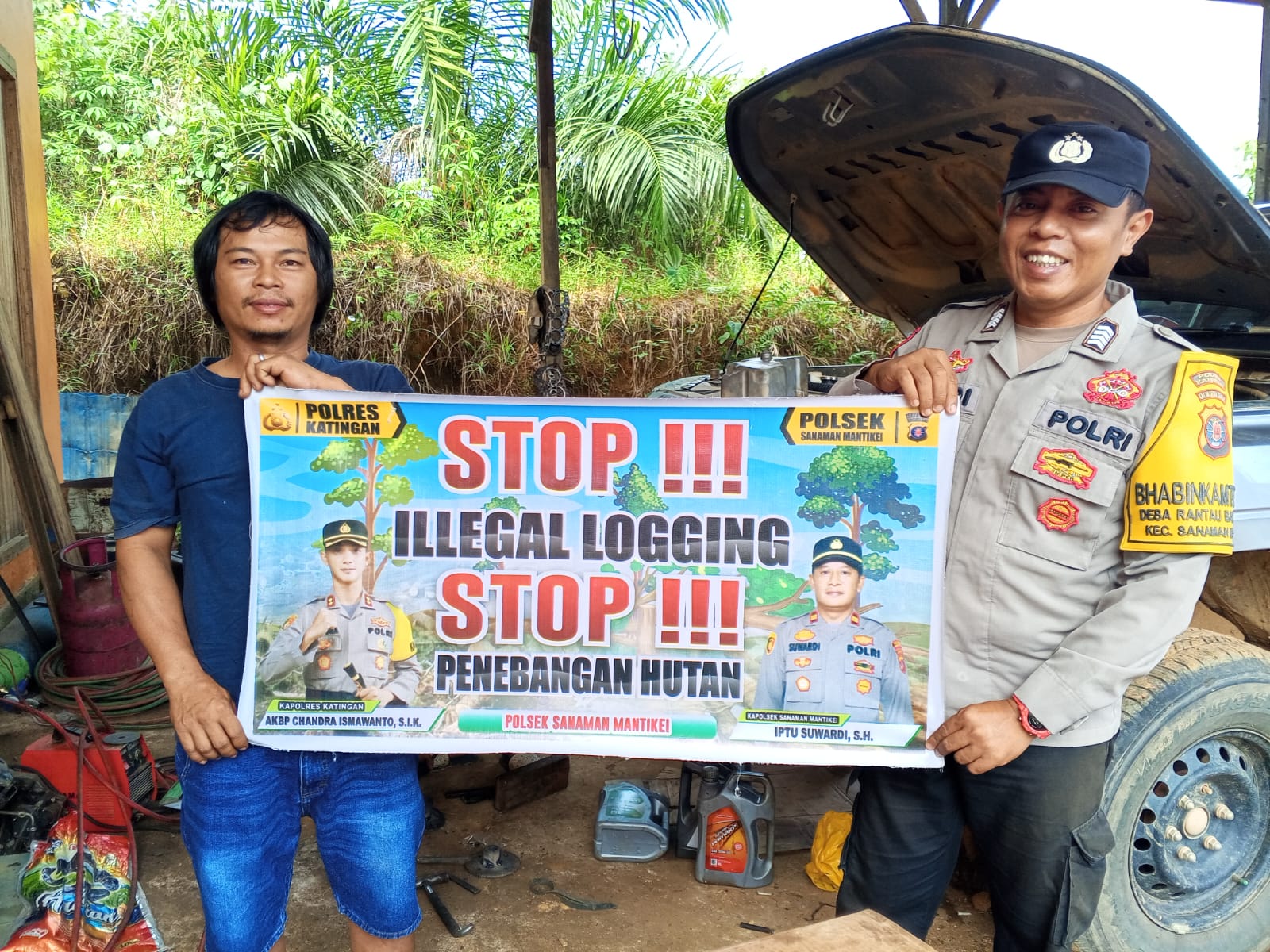 Bhabinkamtibmas laksanakan Sosialisasikan tentang larangan dan sangsi Pidana bagi pelaku Ileggal Logging kepada masyarakat di Desa Binaan.