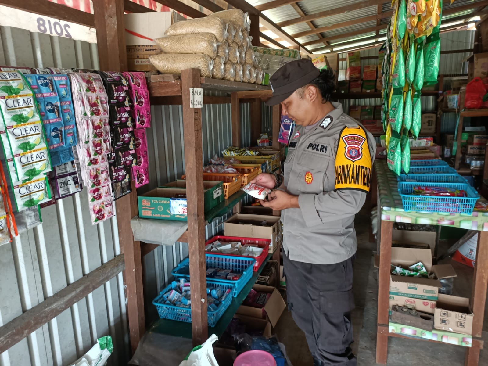 Polsek Montallat Laksanakan Pengecekan Sembako Untuk Pantau Stok Dan Harga Di Pasaran