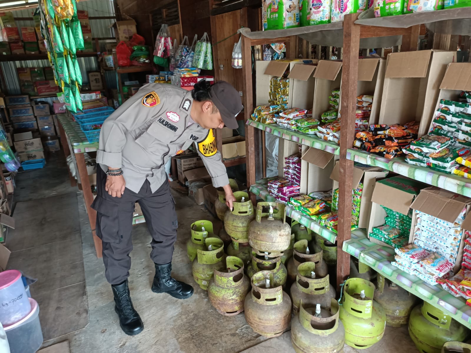 Polsek Montallat Laksanakan Pengecekan Gas LPG Untuk Pantau Stok Dan Harga Di Pasaran