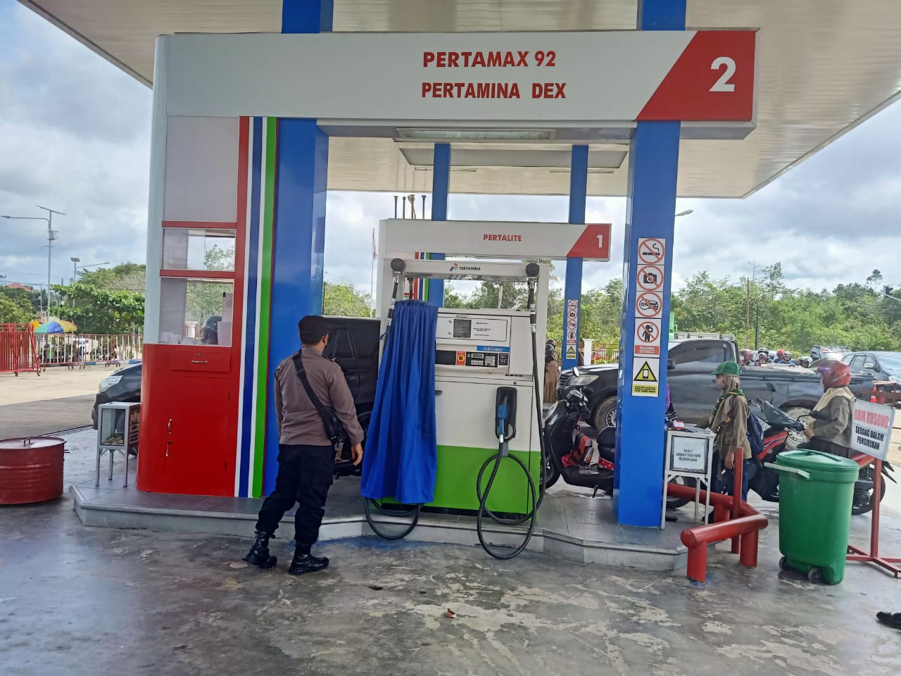 Pantau Aktivitas Masyarakat di SPBU Agar Tetap Kondusif, Polsek Teweh Tengah Laksanakan Patroli ke SPBU di Wilayah Kecamatan Teweh Tengah