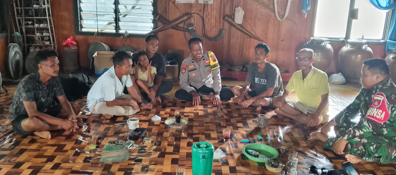 Bhabinkamtibmas Polsek Delang melaksanakan Silaturahmi ke warga masyarakat
