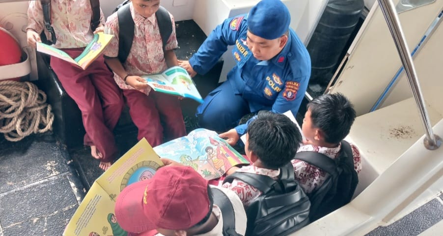 Ditpolairud Polda Kalteng Dukung Dunia Pendidikan Lewat Kapal Melek Huruf KP XVIII-1006