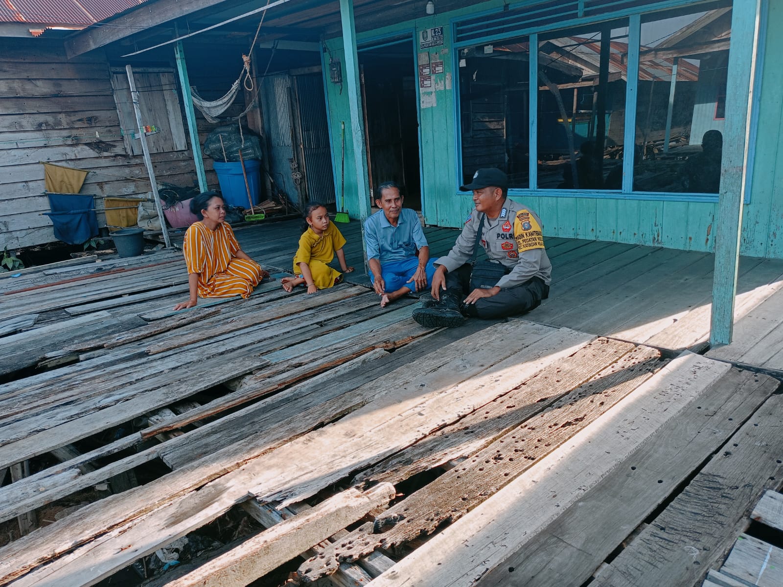 Sampaikan pesan Kamtibmas, Bhabinkamtibmas Polsek Katingan Kuala sambangi Warga.