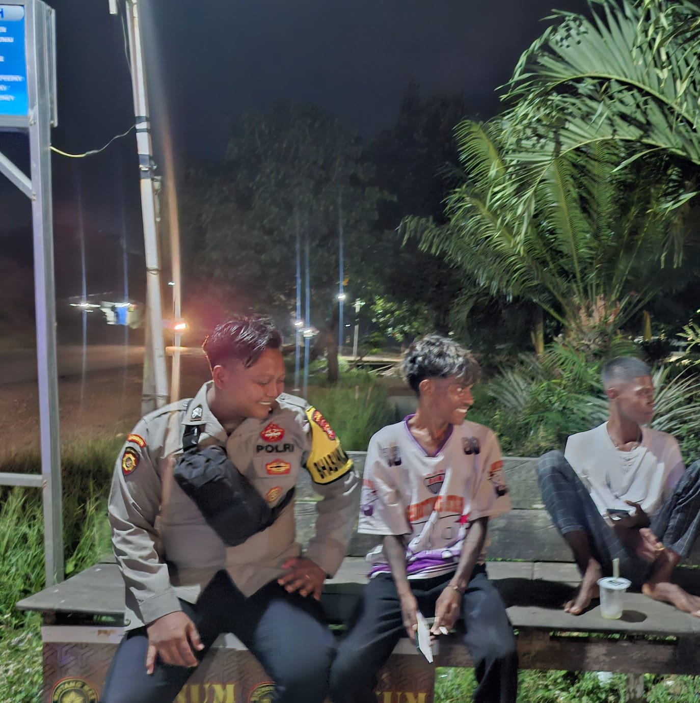 Personel Piket Polsek Lamandau Sambangi Masyarakat, Pererat Silaturahmi dan Sampaikan Pesan Kamtibmas