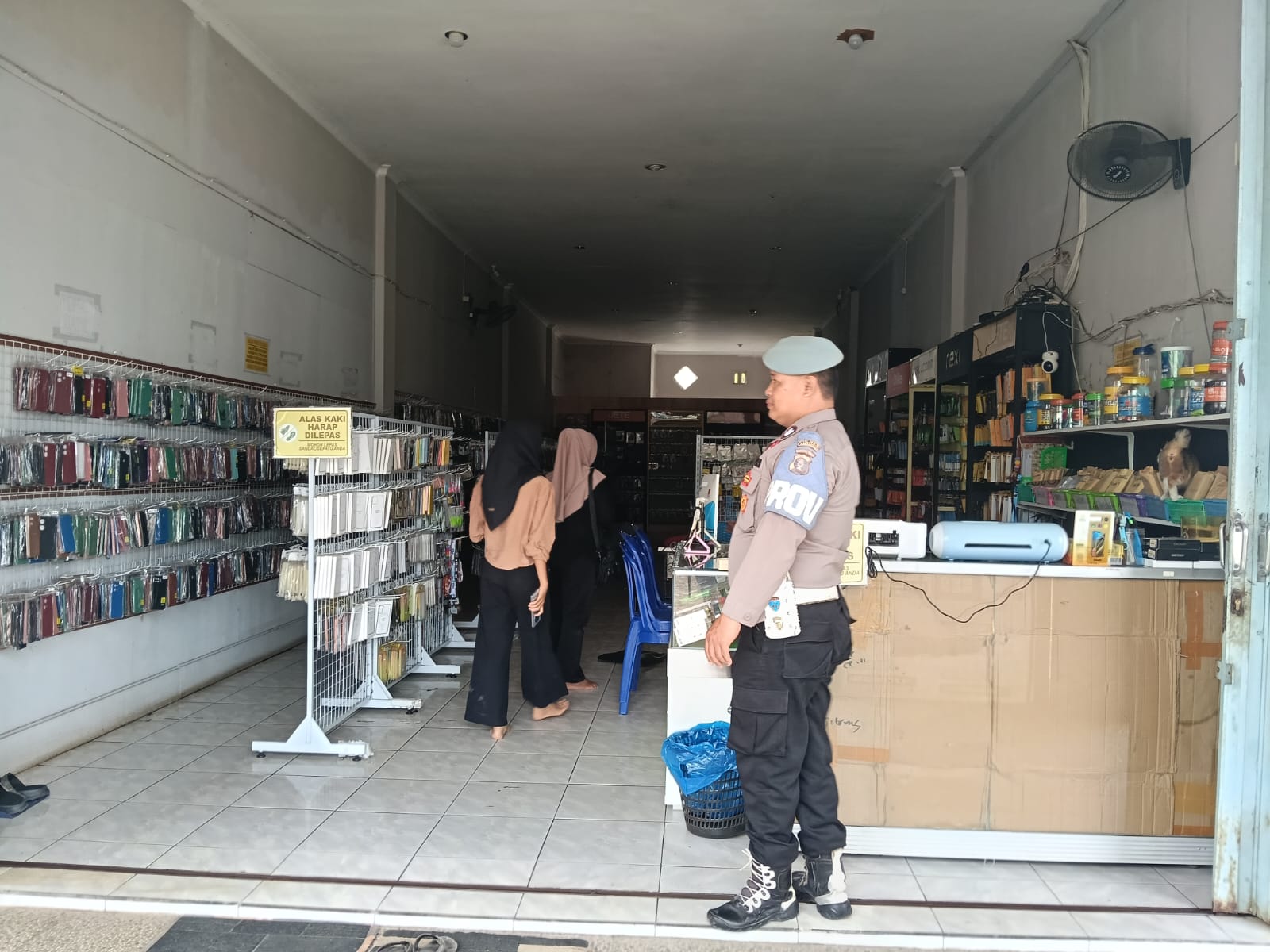 Personil Piket Polsek Bulik Laksanakan Patroli Pertokoan