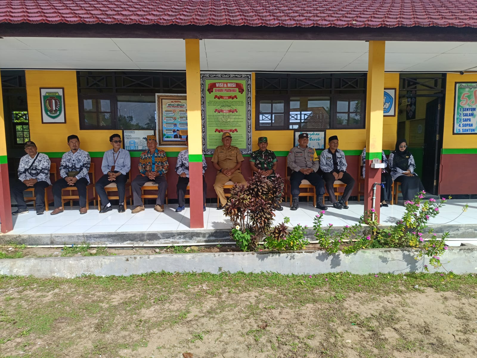 KATINGAN–Polsek Katingan Kuala–Polres Katingan–Polda Kalimantan Tengah melalui Anggota Polsek Katingan Kuala Bripka Ardiansyah menghadiri undangan Upacara peringatan Hari Guru Nasional yang ke 80 tahun 2025