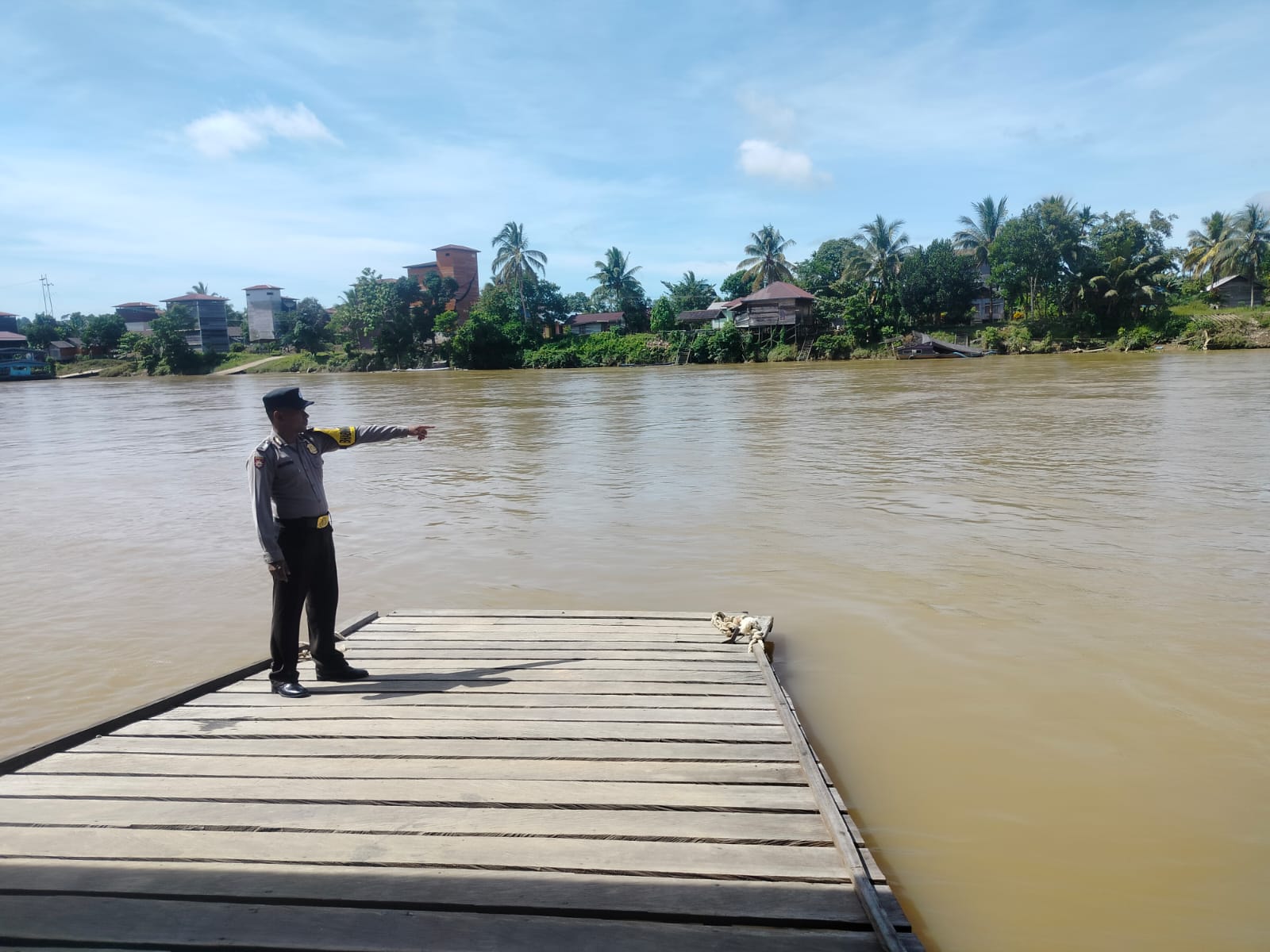 Polsek Marikit Pantau Situasi ketinggian Debit air Das Katingan untuk antisipasi bencana Banjir.