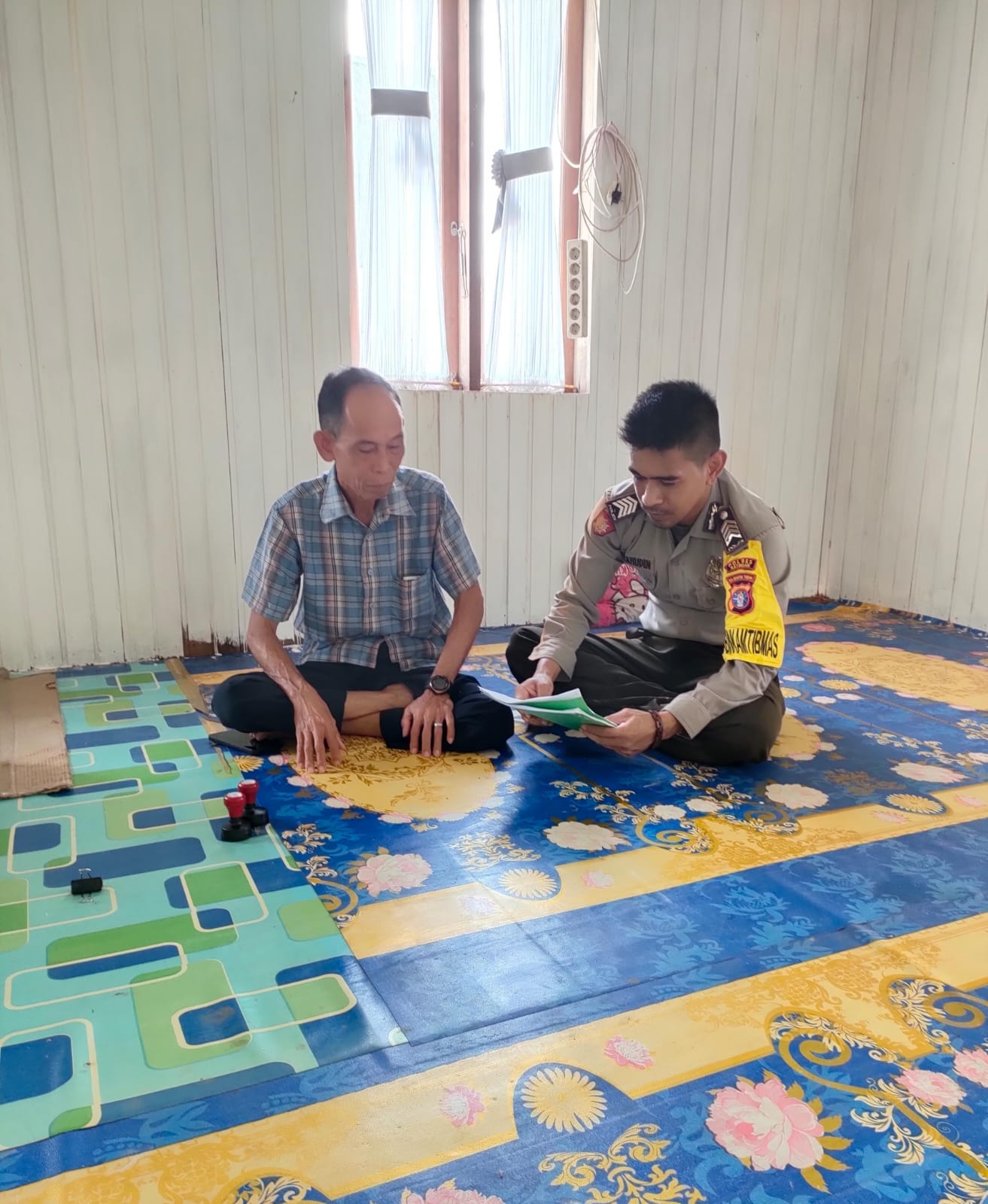 Bhabinkamtibmas Polsek Marikit Cooling System Sambang dan Sosialisasi untuk Wujudkan Situasi Kondusif.