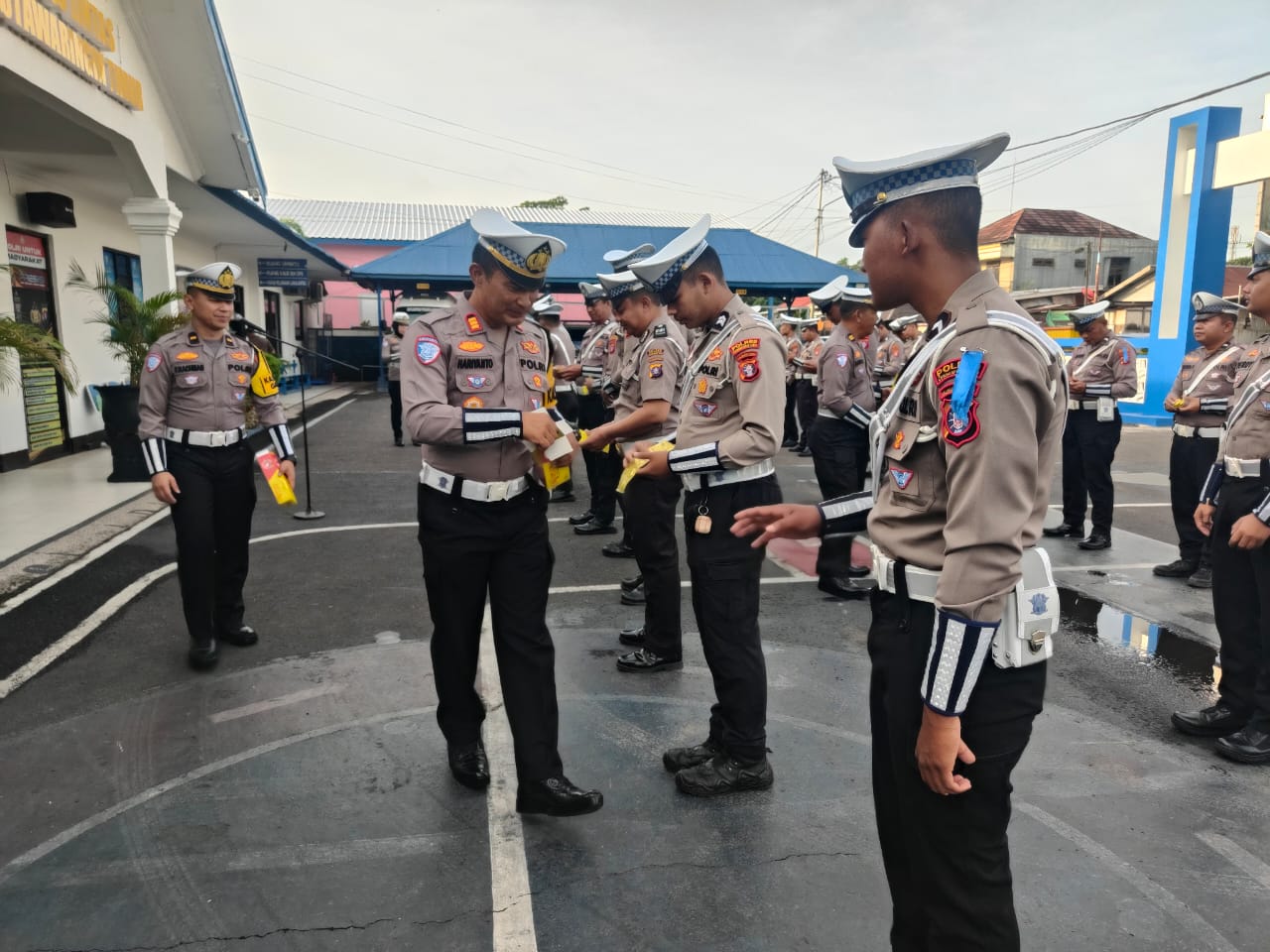 Dukung Kegiatan Personil di lapangan saat Ops Zebra Telabang, Kasat Lantas Bagikan Vitamin.