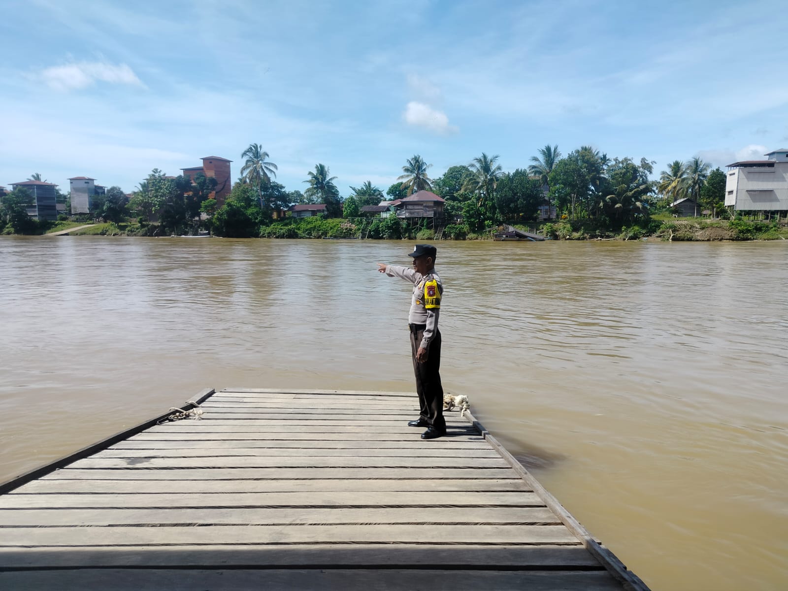 Personil Polsek Marikit Pantau Situasi ketinggian Debit air Das Katingan untuk antisipasi bencana Banjir.