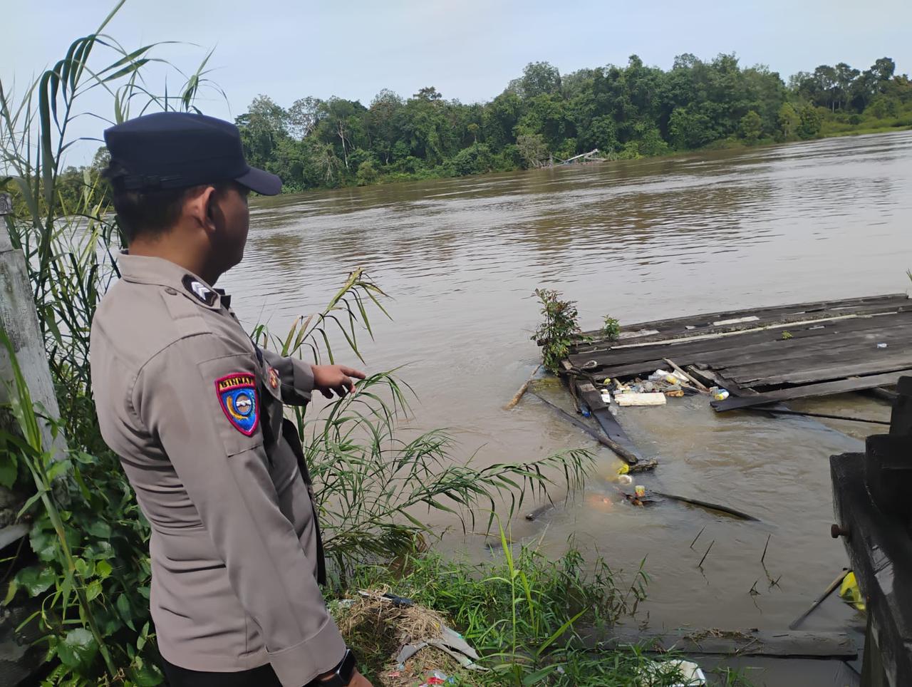 Anggota Polsek Tasik Payawan dan Kamipang Laksanakan Pengecekan Debit Air