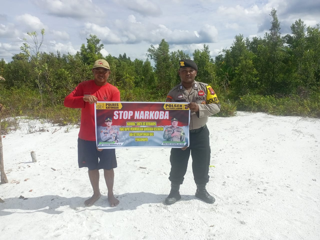 Polsek Tasik Payawan dan Kamipang Laksanakan Sosialisasi Bahaya Penyalahgunaan Narkoba Lewat Media Spanduk