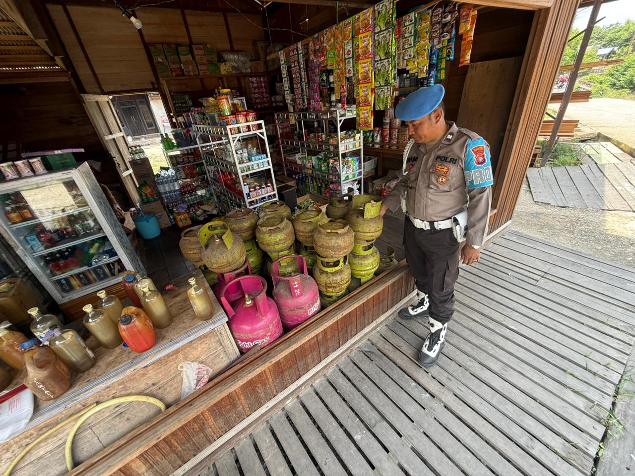 Polsek Montallat Laksanakan Pengecekan Gas LPG Untuk Pantau Stok Dan Harga Di Pasaran
