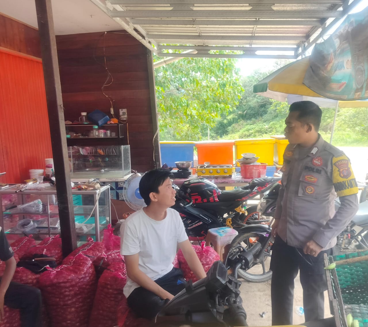 Piket Polsek Delang Silaturahmi Ke Masyarakat