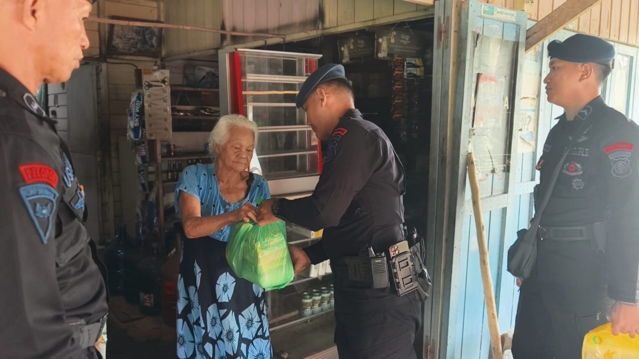 Brimob Kalteng Hadir untuk Masyarakat: Batalyon B Pelopor Salurkan Bansos dari Gerakan “1000 Per Hari”