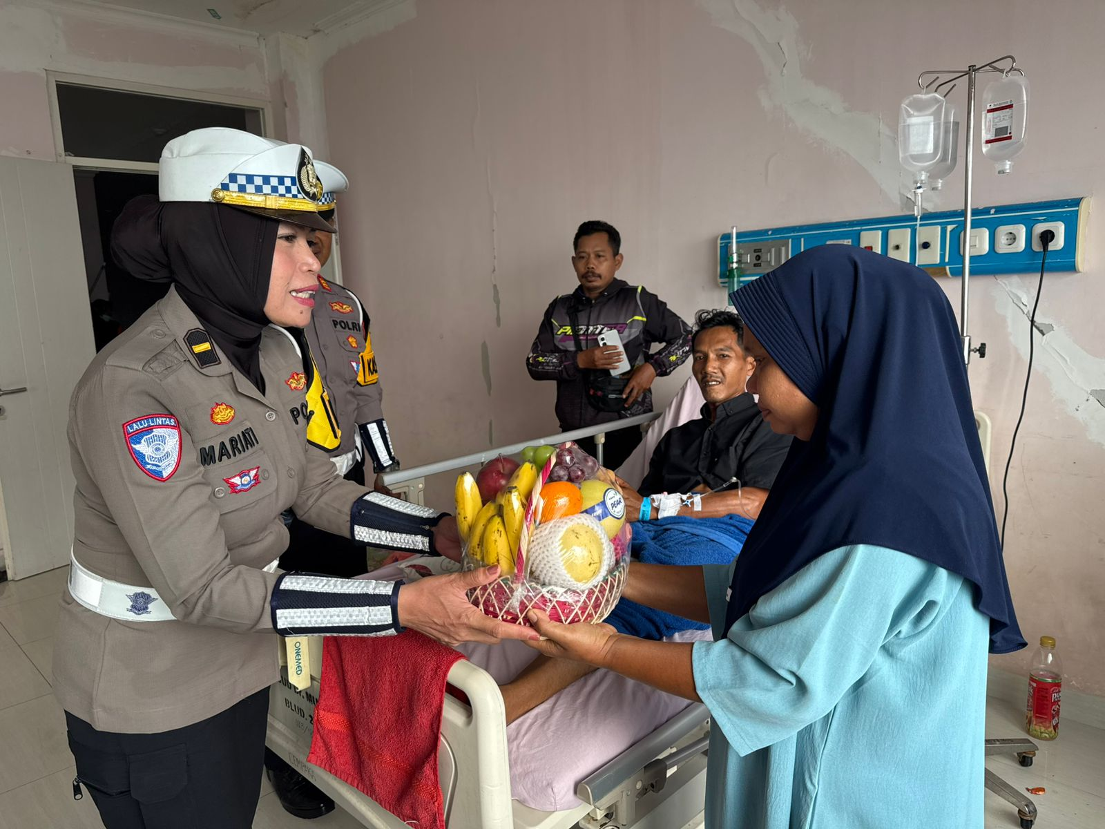 Polantas Menyapa Ops Zebra Telabang, Kasat Lantas Bersama Personil Besuk Korban Laka lantas