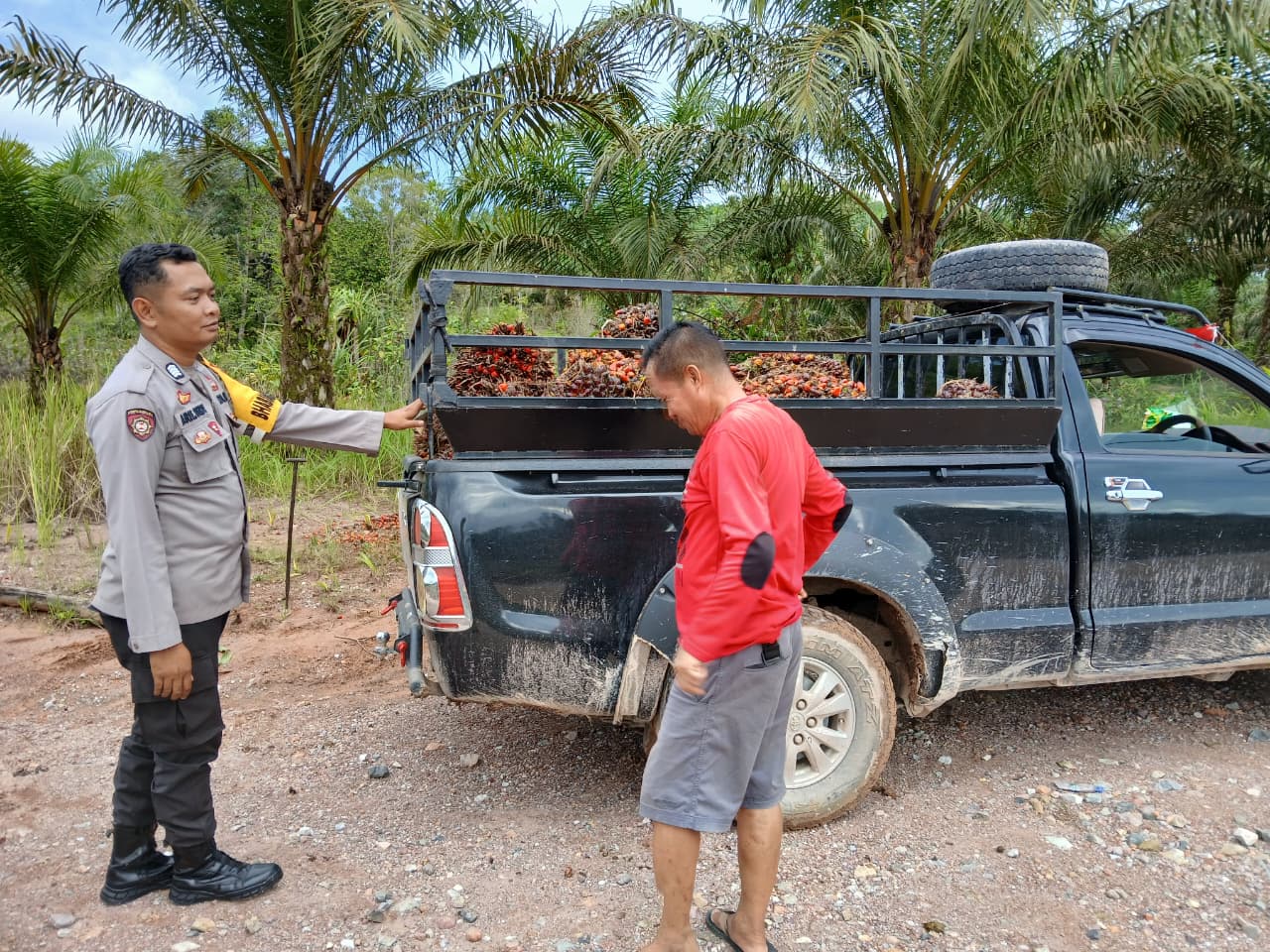 Piket Polsek Silaturahmi kepada Masyarakat yang sedang bekerja
