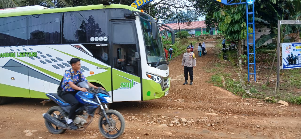 Anggota Polsek lamandau Pengaturan lalu lintas Jalan di Pagi hari