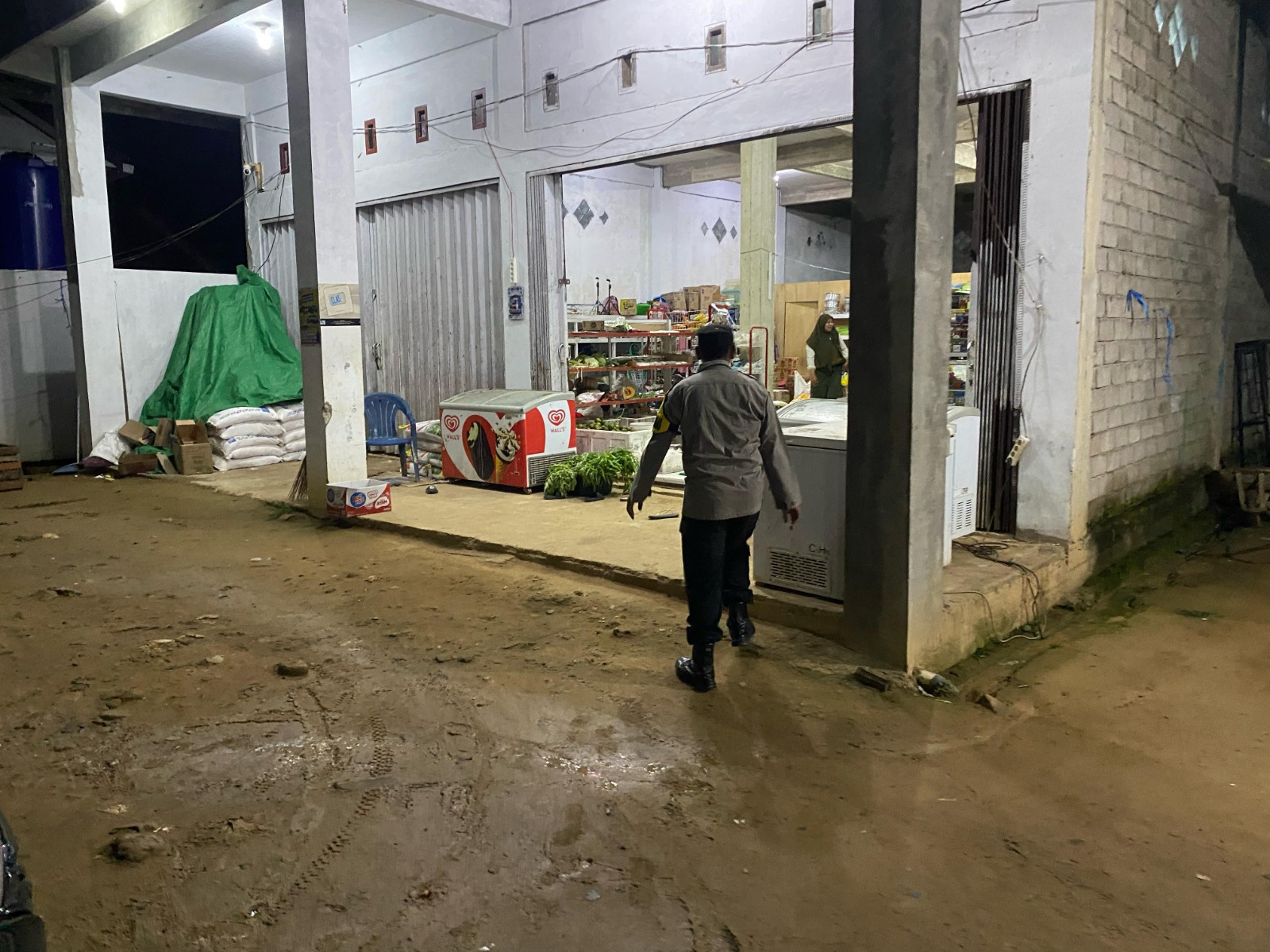 Piket Polsek Sambangi dan Silaturahmi Ke Pedagang