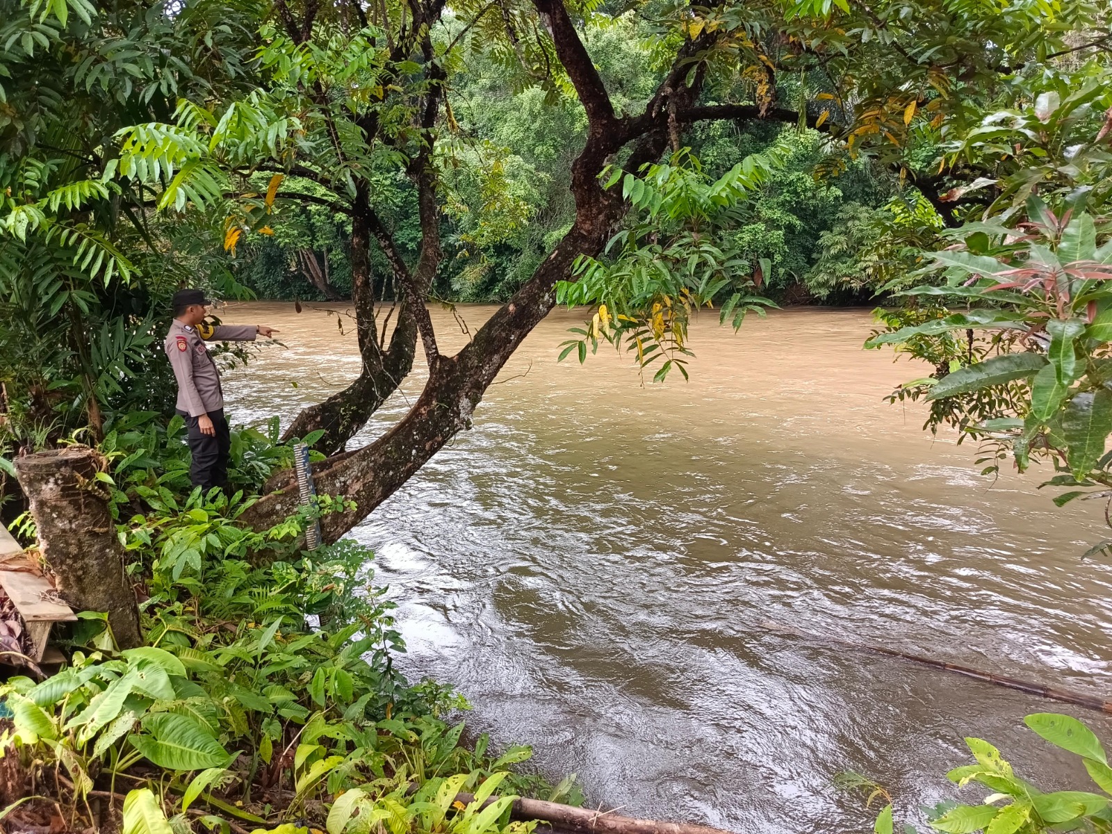 Piket Polsek Delang cek debit air DAS Delang