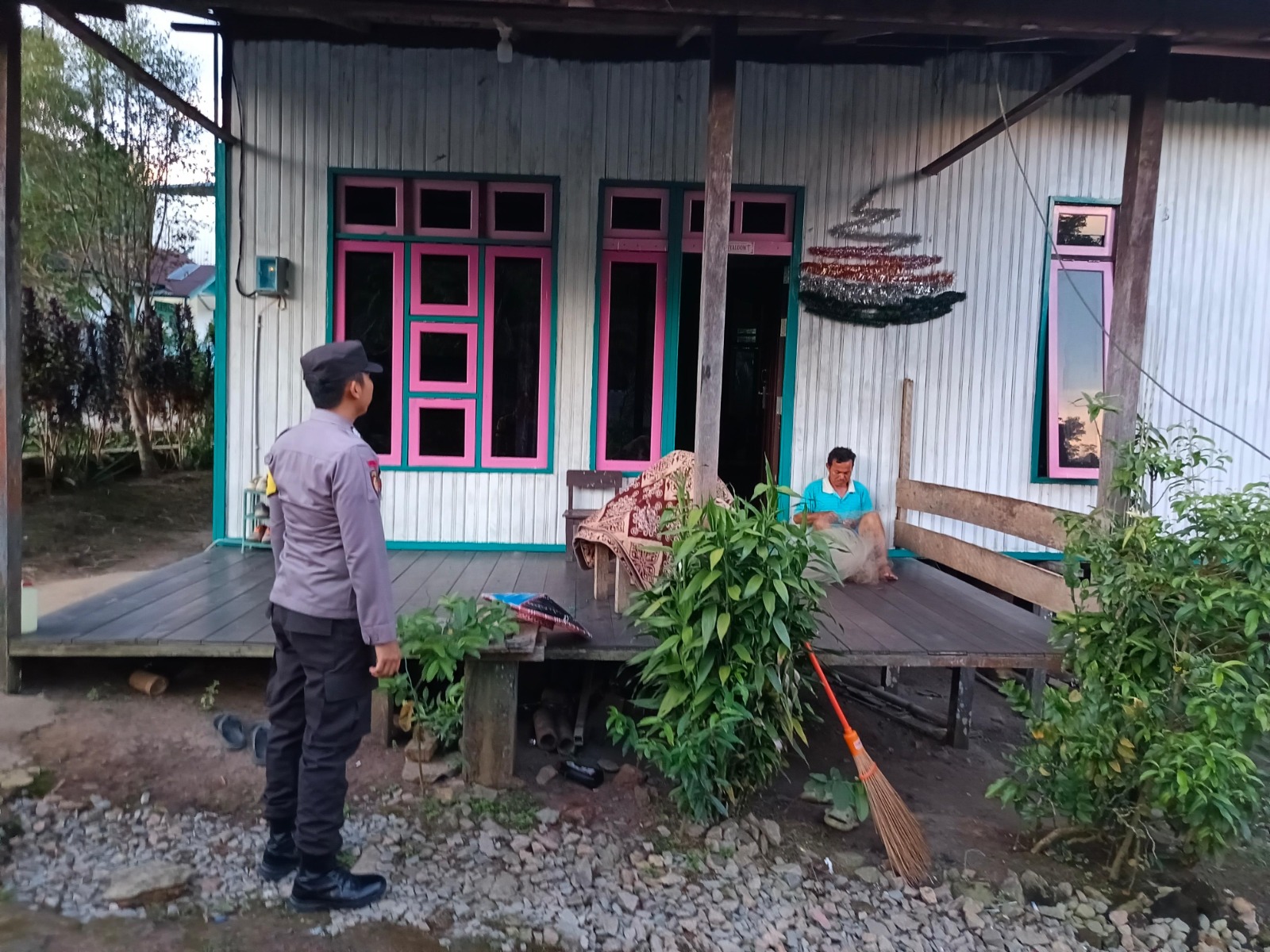 Bhabinkamtibmas Polsek Delang melaksanakan Silaturahmi ke warga masyarakat