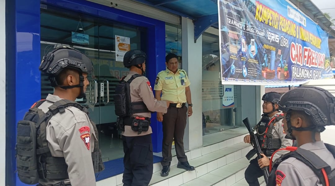 ‎Perkuat Keamanan Wilayah Lewat Patroli Dialogis, Brimob Kalteng Pastikan Aktivitas Warga Aman