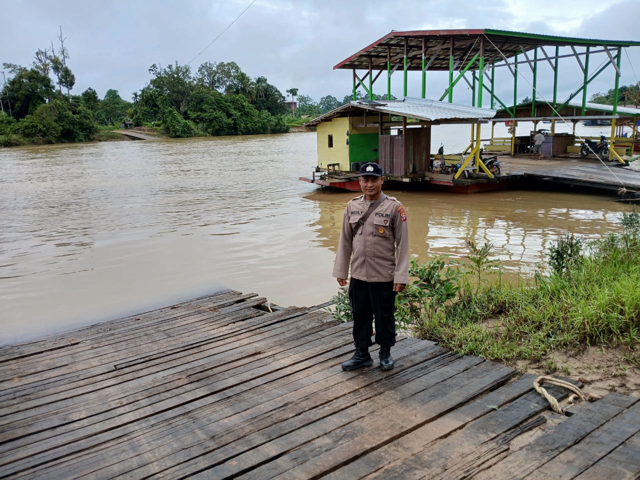 Personil Polsek Sanaman Mantikei Rutin Cek Debit Air