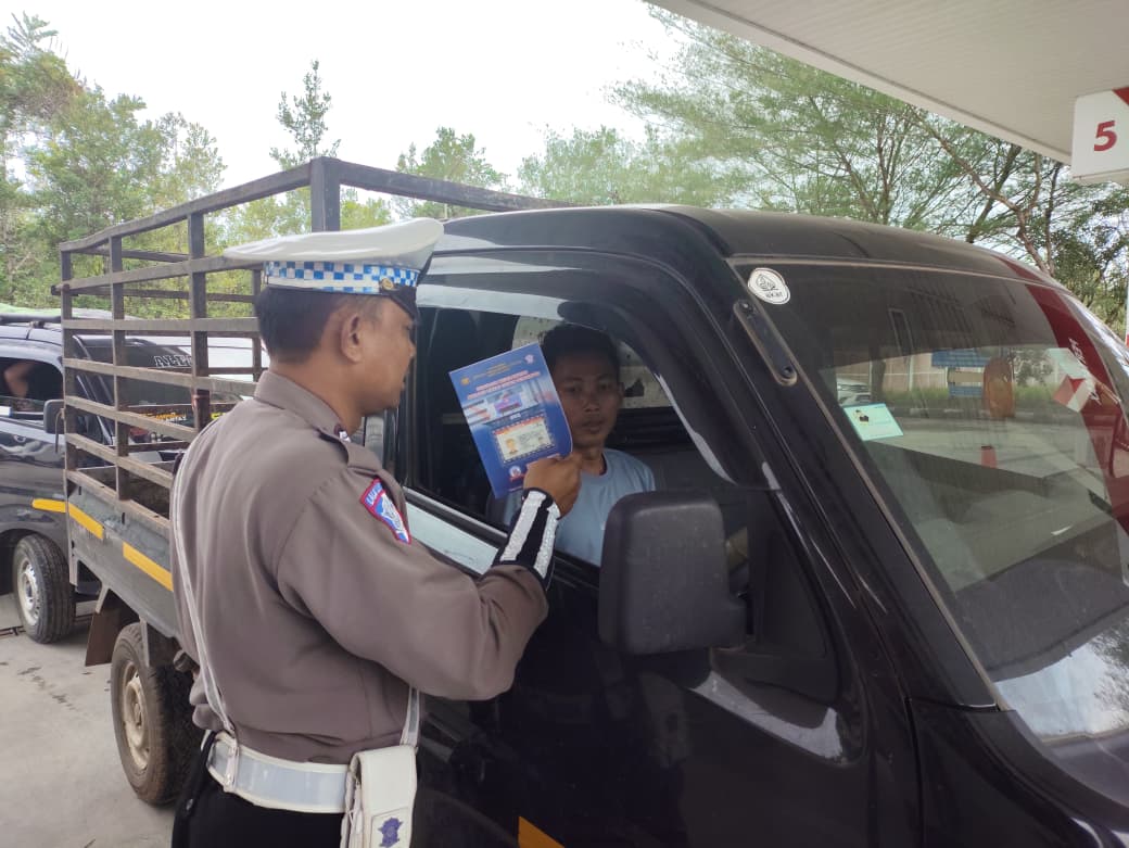 Pembagian Brosur Keselamatan Berlalu Lintas Kepada masyarakat.