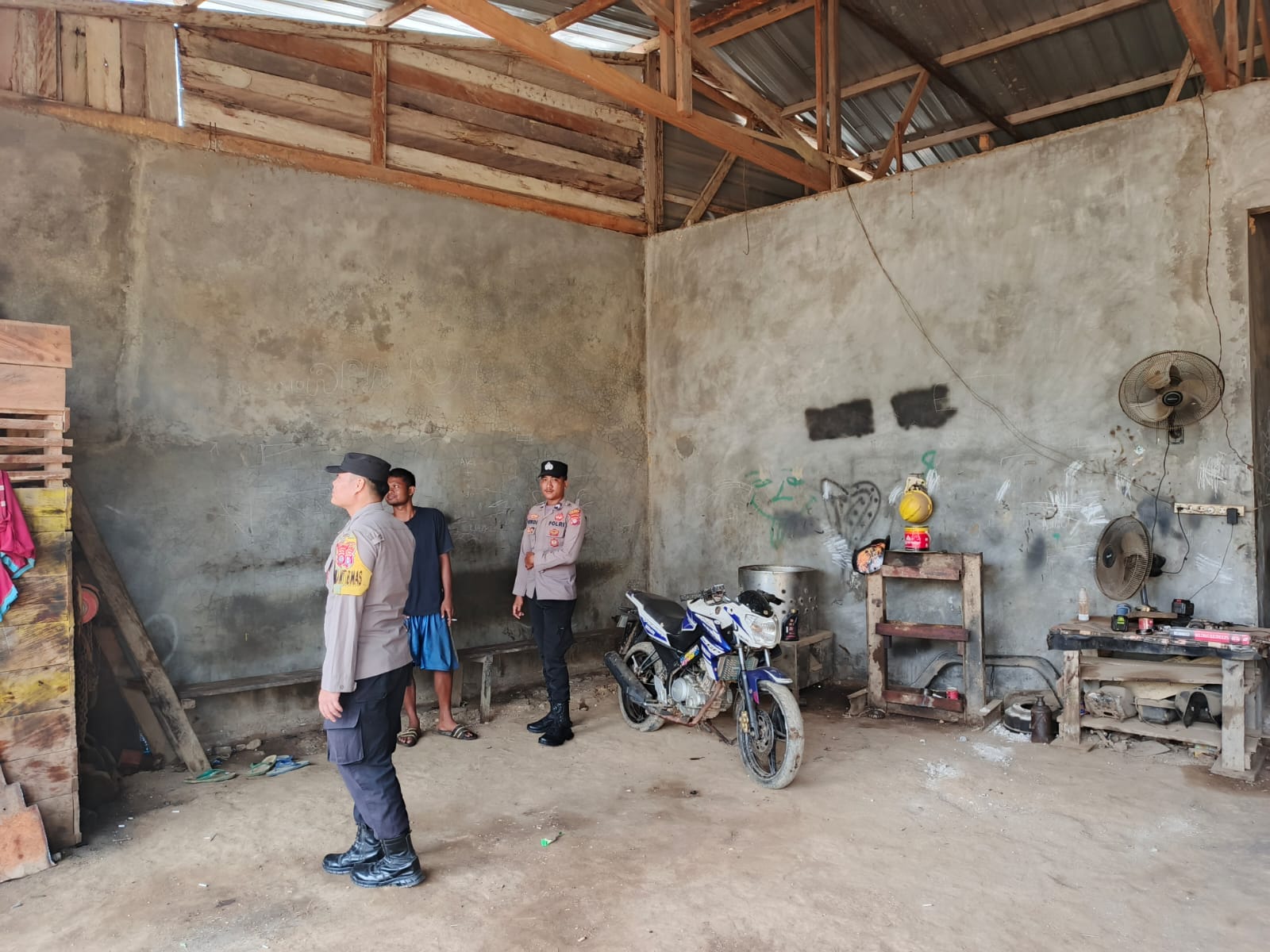 Personel Piket Polsek Lamandau Sambangi Masyarakat, Pererat Silaturahmi dan Sampaikan Pesan Kamtibmas