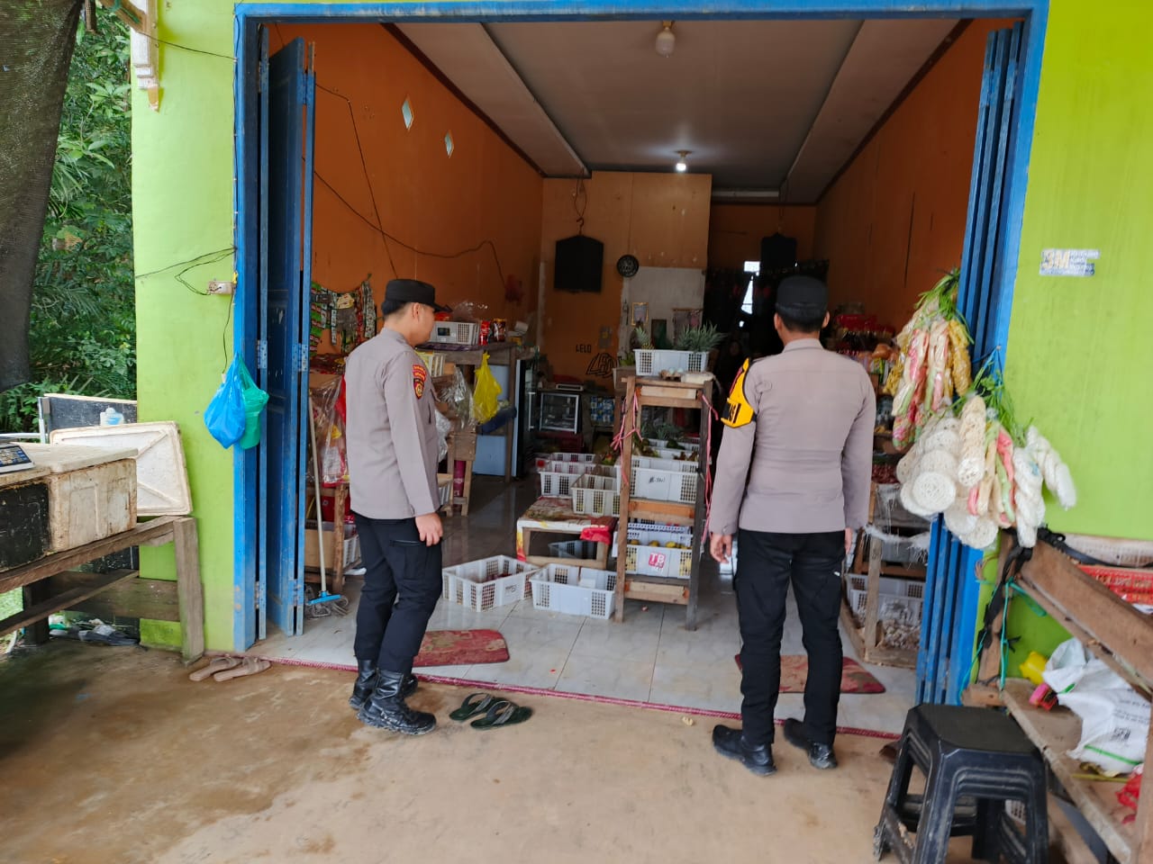 Piket Polsek Sambangi dan Silaturahmi Ke Pedagang