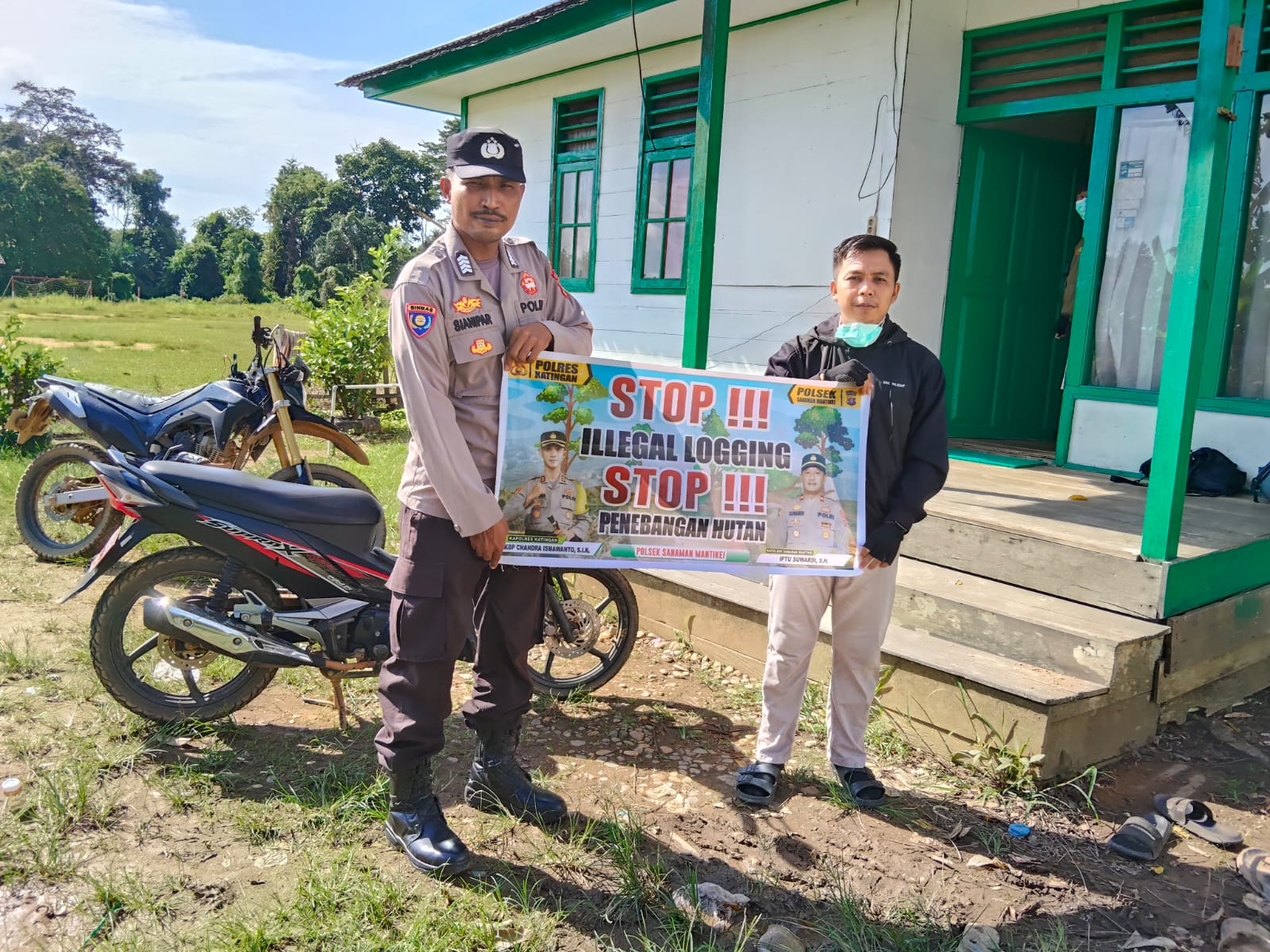 Bhabinkamtibmas laksanakan Sosialisasikan tentang larangan dan sangsi Pidana bagi pelaku Ilegal Logging kepada masyarakat di  Desa Binaan.