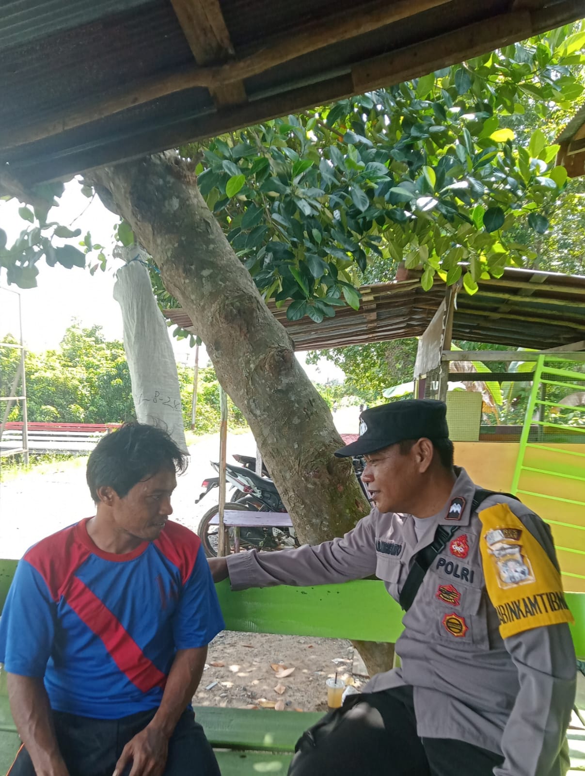 Bhabinkamtibmas Polsek Mendawai Melaksanakan Sambang Kamtibmas ke Rumah Warga Desa Kampung melayu.