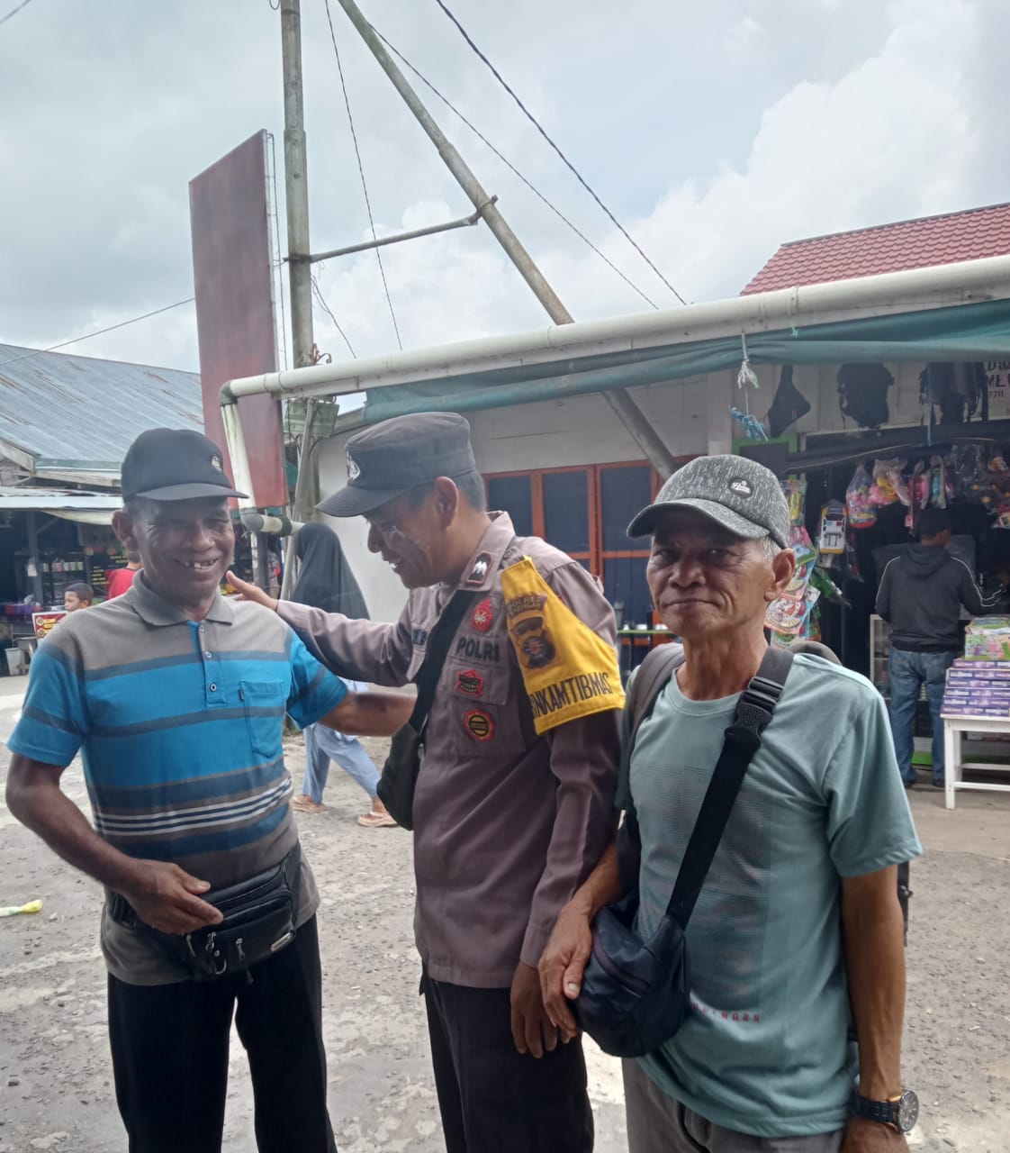 Bhabinkamtibmas Polsek Mendawai Melaksanakan Sambang Kamtibmas ke Rumah Warga Desa Kampung melayu.