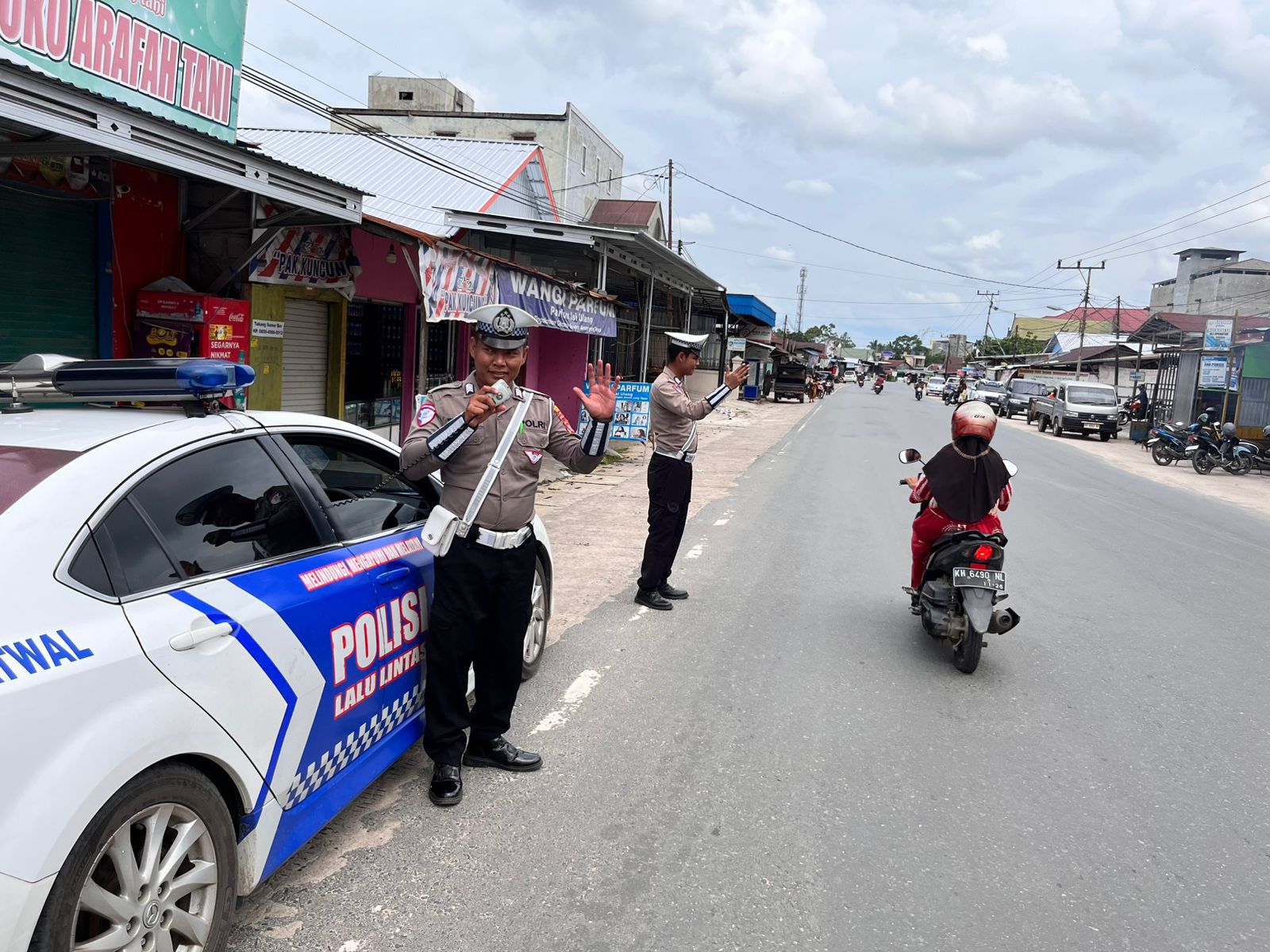 Pembagian Brosur Keselamatan Berlalu Lintas Kepada masyarakat.