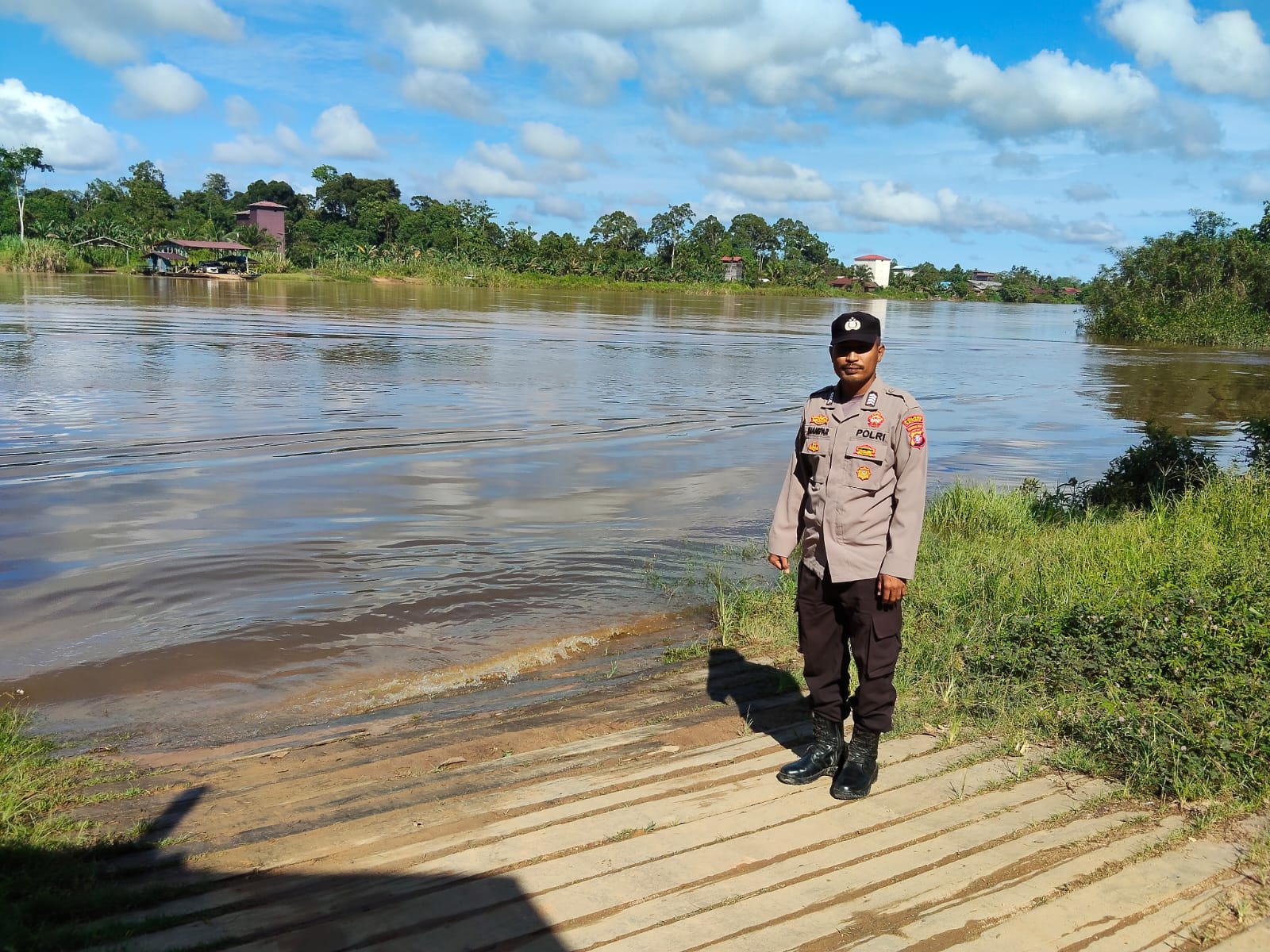 Pantau debit air , Polsek Katingan Hulu dan Bukit Raya Imbau Warga agar tetap selalu waspada.
