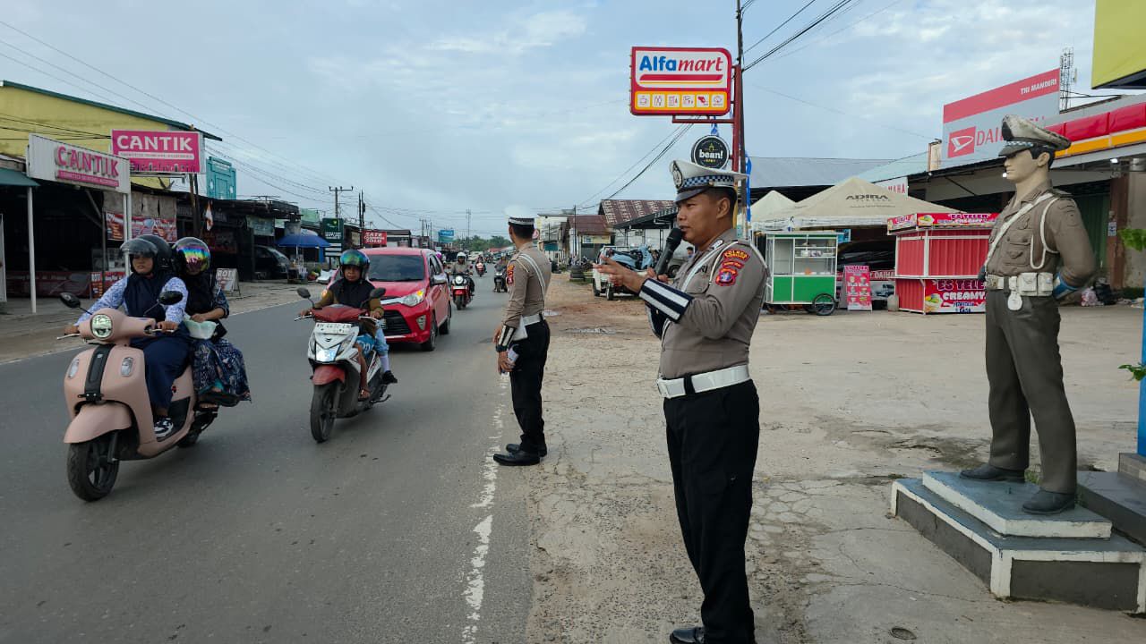 PENLING, Satlantas Polres Katingan Penyuluhan Keliling Kepada Para Pengendara