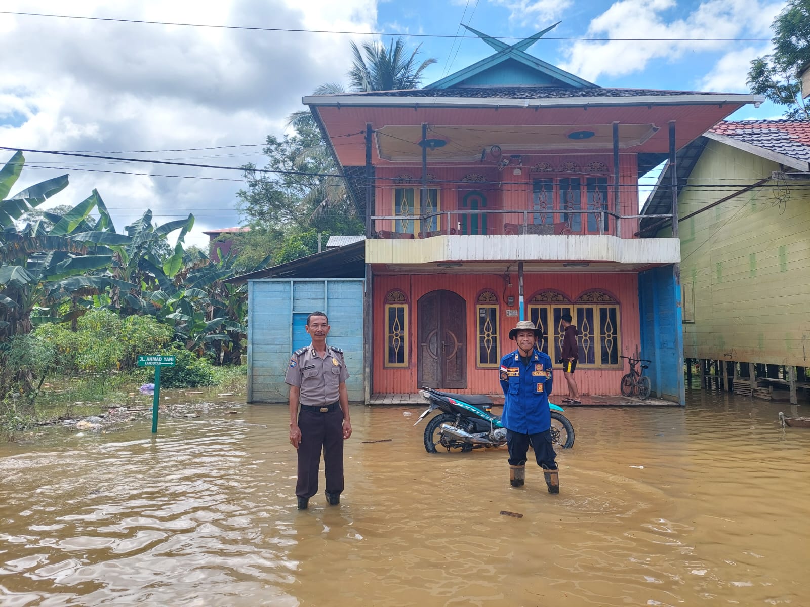 *Personil Polsek Sanaman Mantikei Rutin Cek Debit Air *