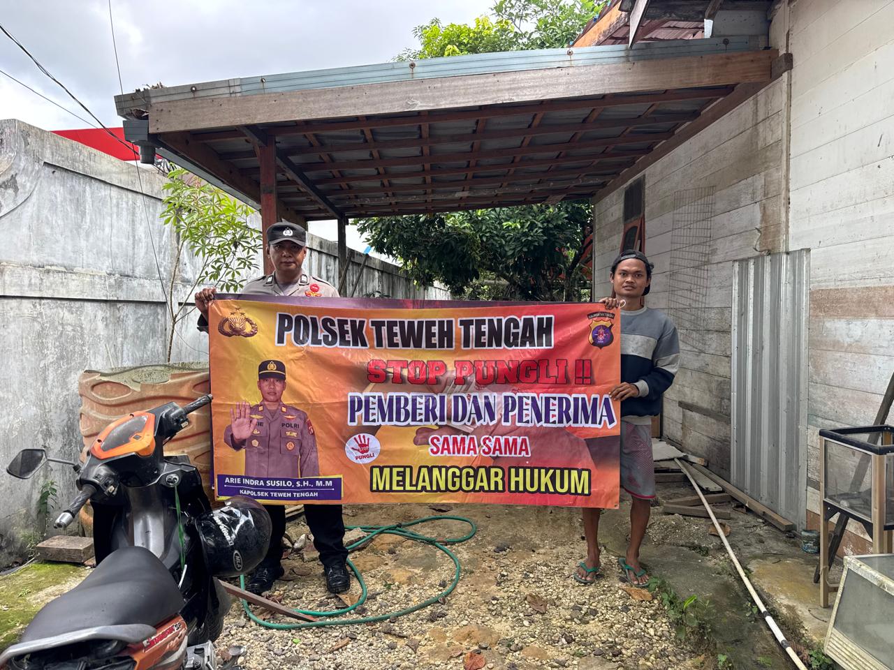 Antisipasi Tindak Pelanggaran Pungli, Personel Polsek Teweh Tengah Himbau Stop Pungli ke Warga