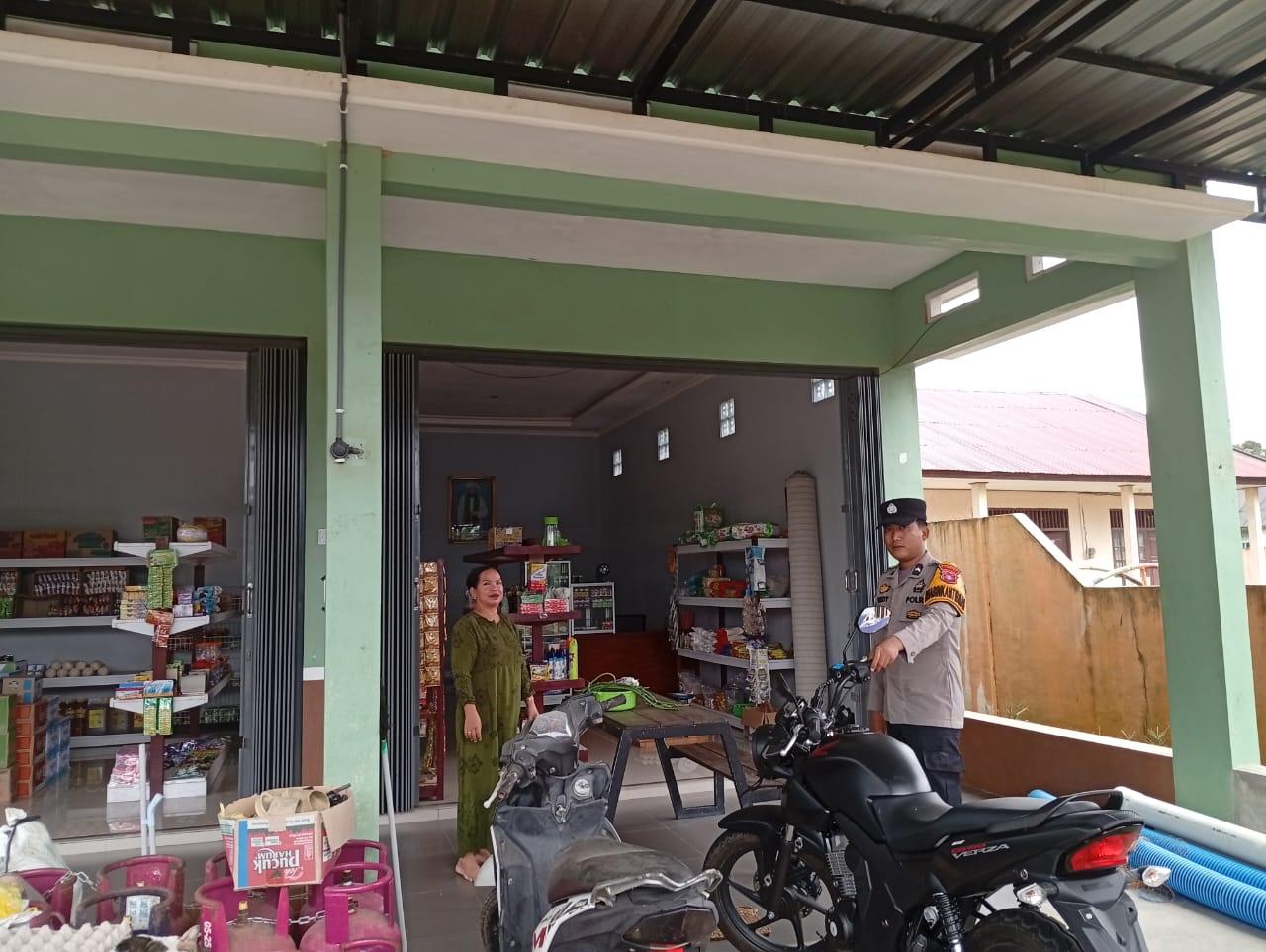 Personel Piket Polsek Lamandau Sambangi Masyarakat, Pererat Silaturahmi dan Sampaikan Pesan Kamtibmas