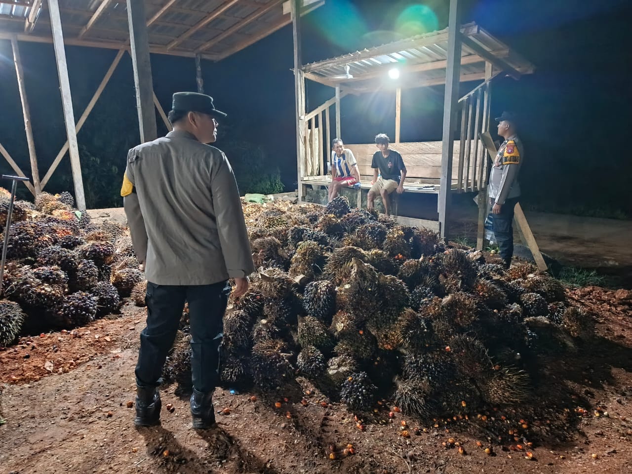 Piket Polsek Silaturahmi kepada Masyarakat yang sedang bekerja