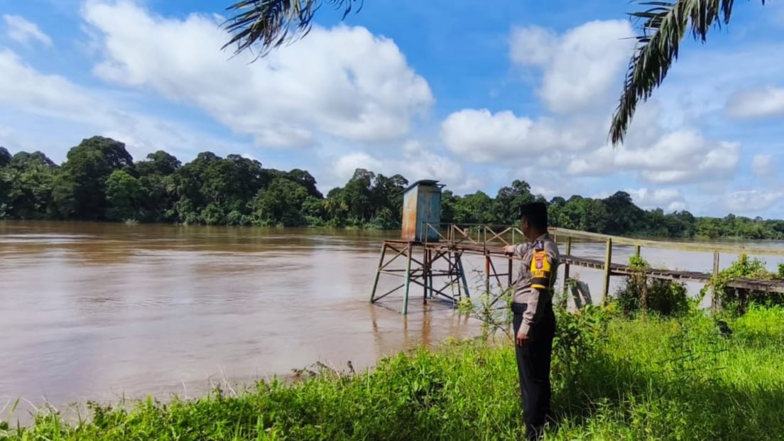Pantau Debit Air, Polsek Tewang Sangalang Garing dan Pulau Malan Imbau Warga Waspada Potensi Banjir