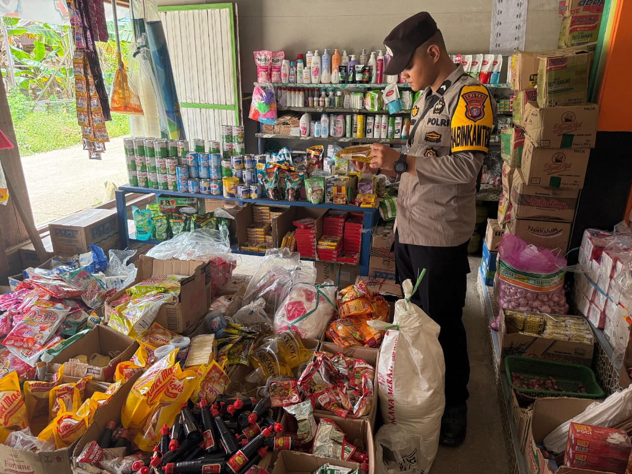 Polsek Montallat Laksanakan Pengecekan Sembako Untuk Pantau Stok Dan Harga Di Pasaran