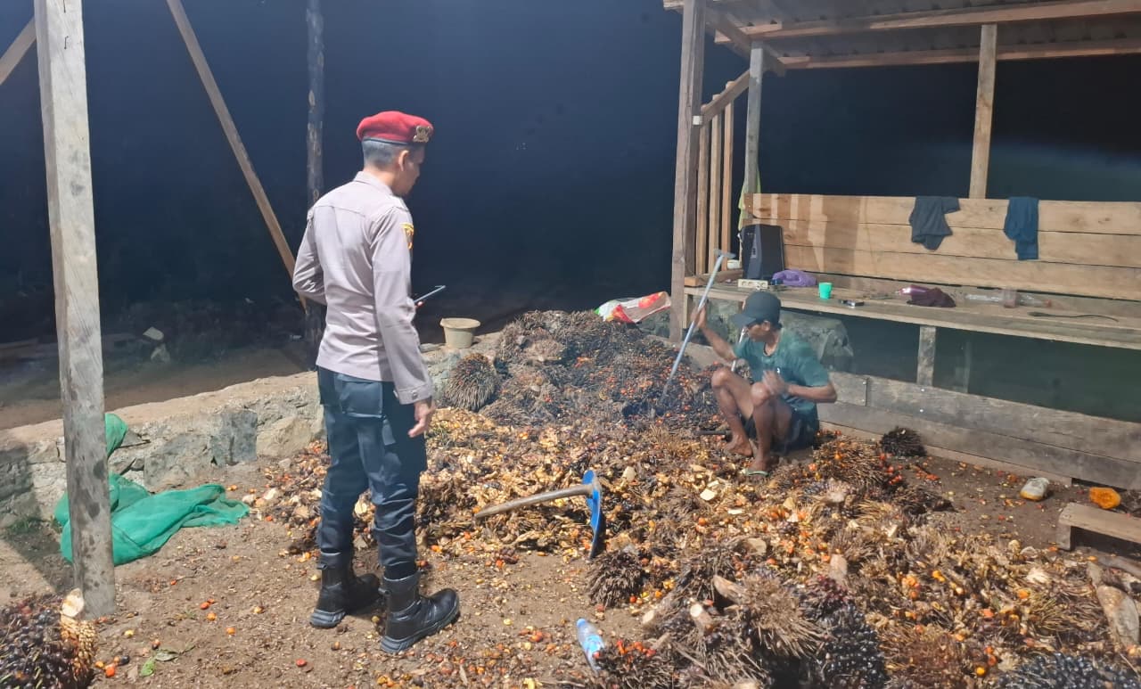 Piket Polsek Silaturahmi kepada Masyarakat yang sedang bekerja