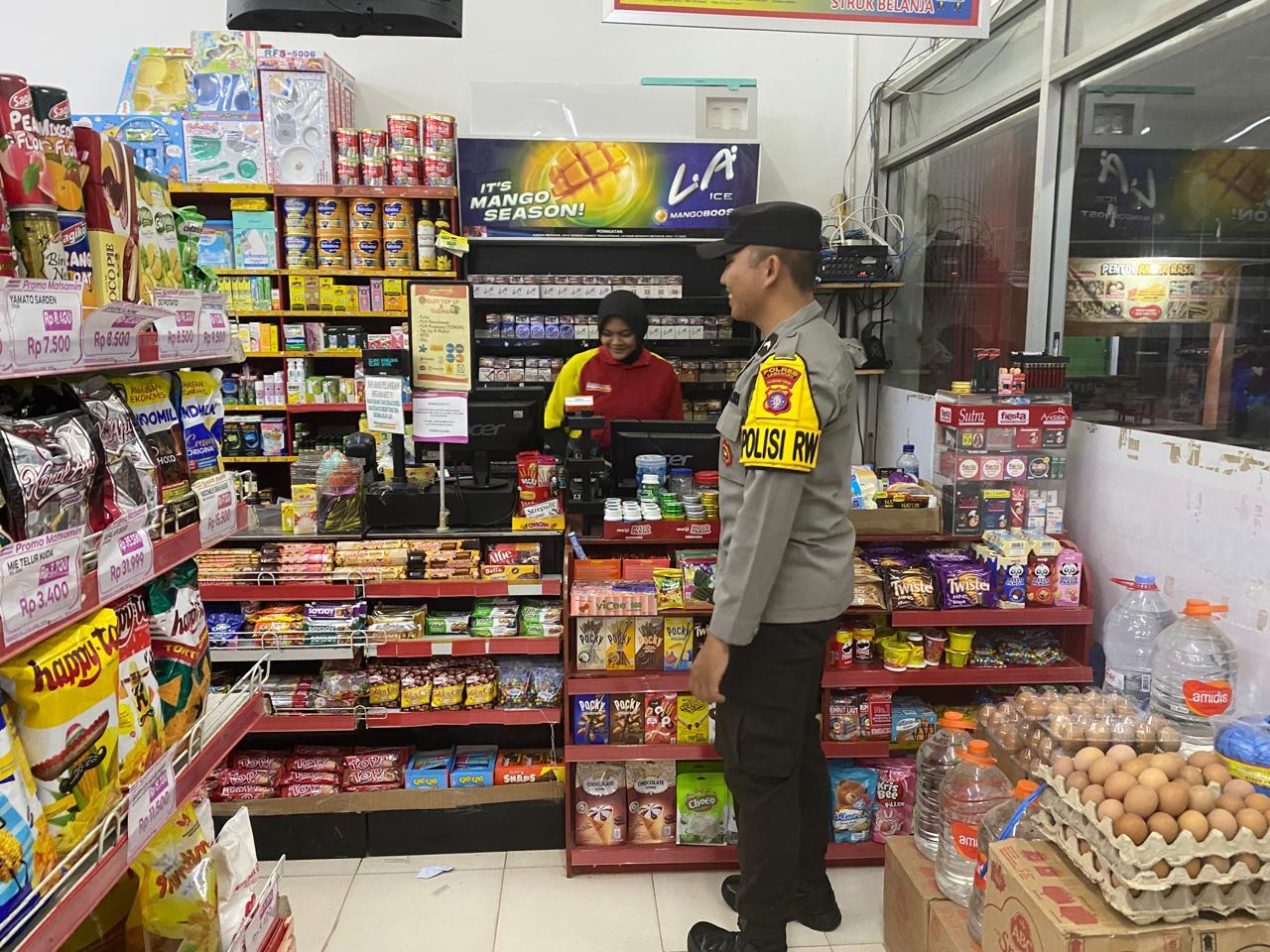 Piket Polsek Patroli kepertokoan diwilkum Polsek Sematu Jaya