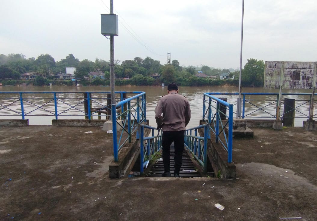 Piket Polsek Bulik Cek debit air di Kelurahan Nanga Bulik