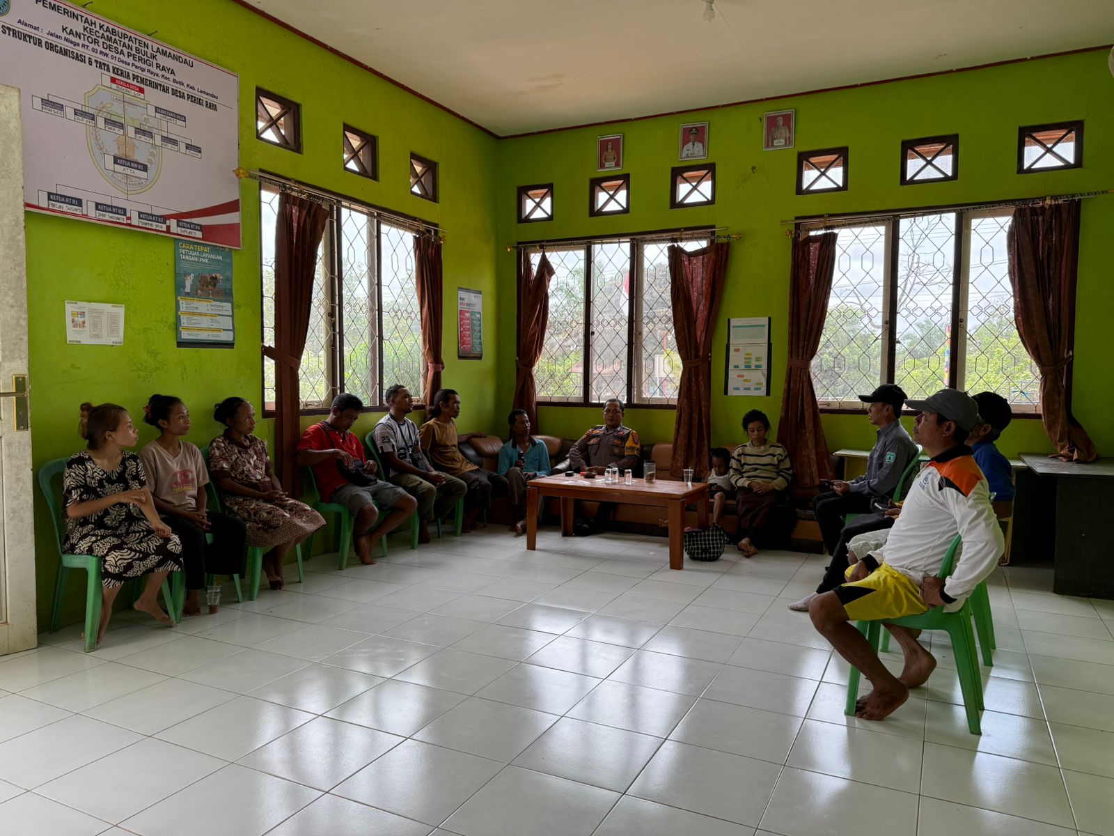 Bhabinkamtibmas Silaturahmi ke Kantor Desa Binaan