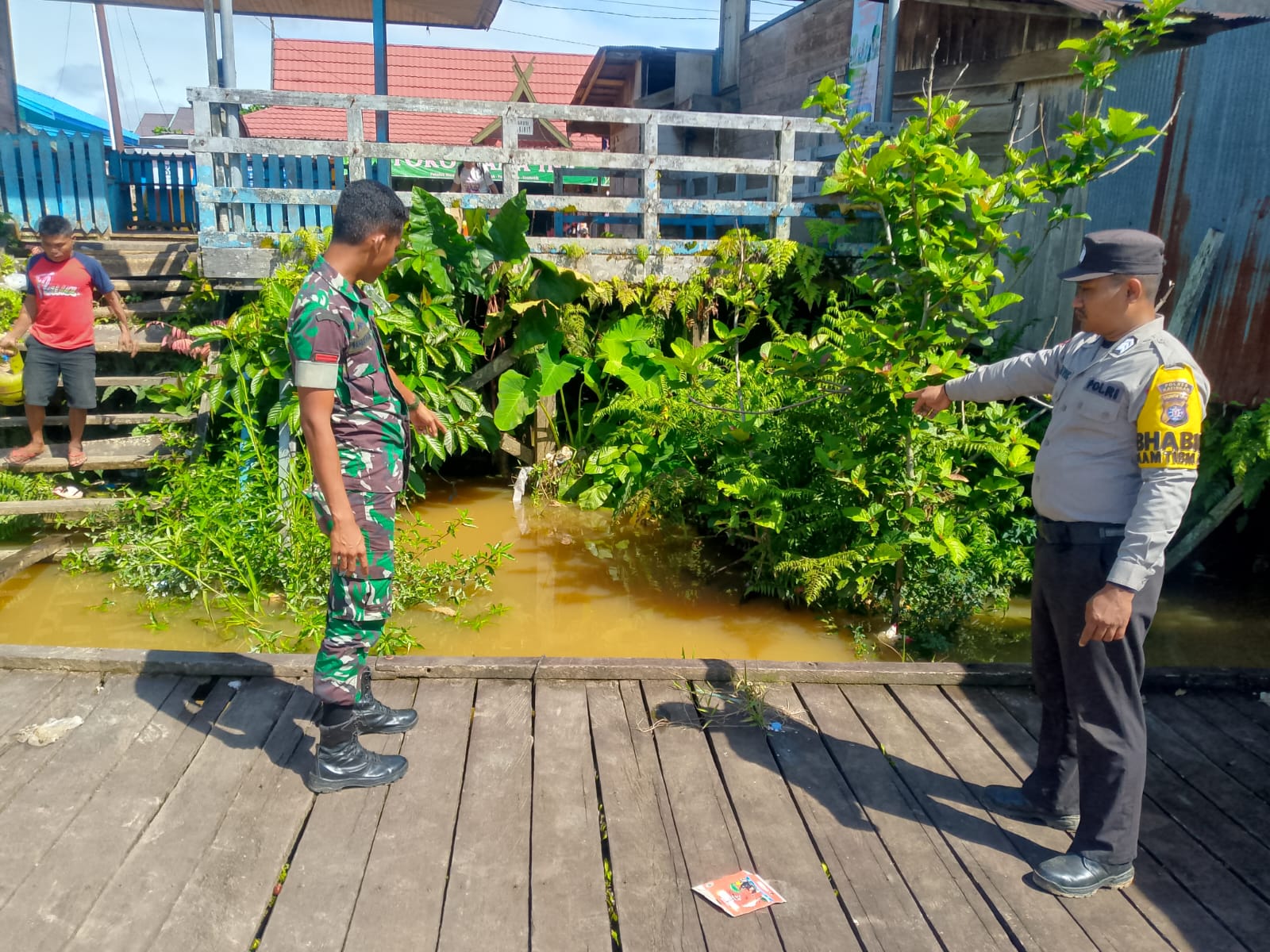 Antisipasi Bencana Banjir, Personil Polsek Marikit Pantau Debit Air DAS Katingan.