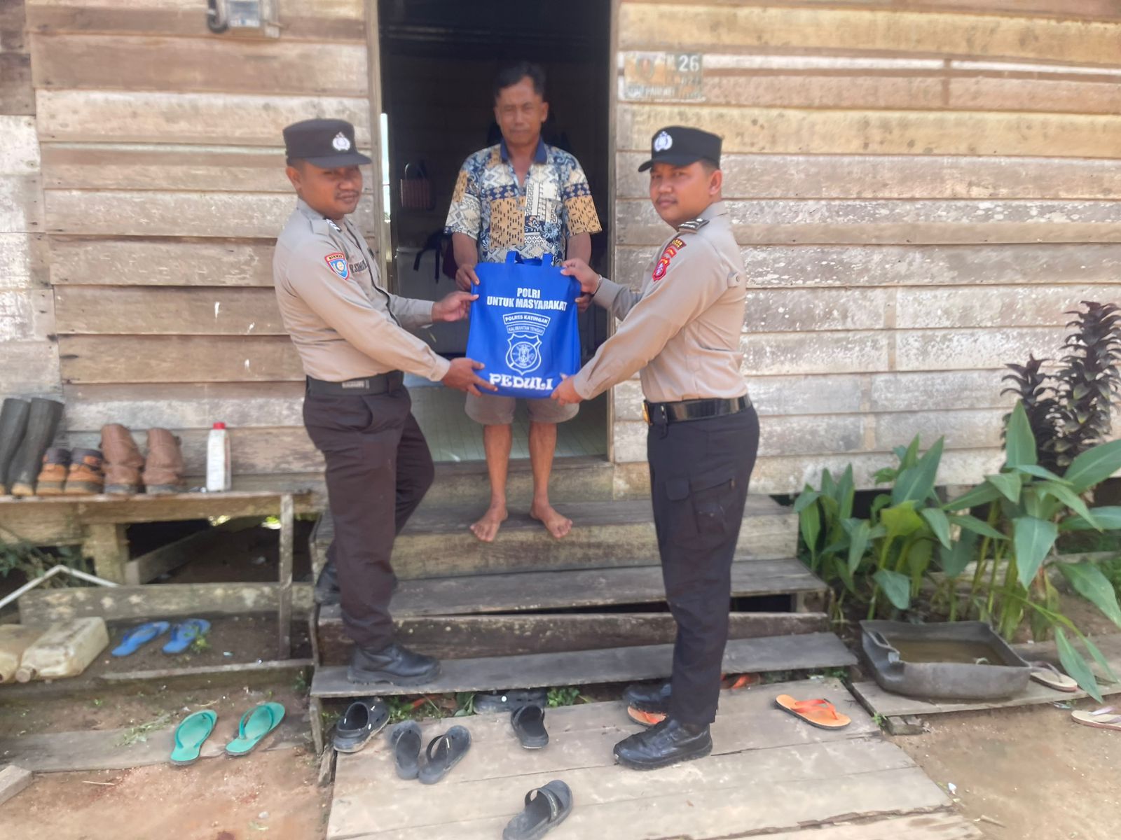 “BAJAKAH” (Berbagi Jumat Berkah) merupakan salah satu program Polsek Marikit kepada masyarakat untuk berbagi dan peduli kepada sesama.