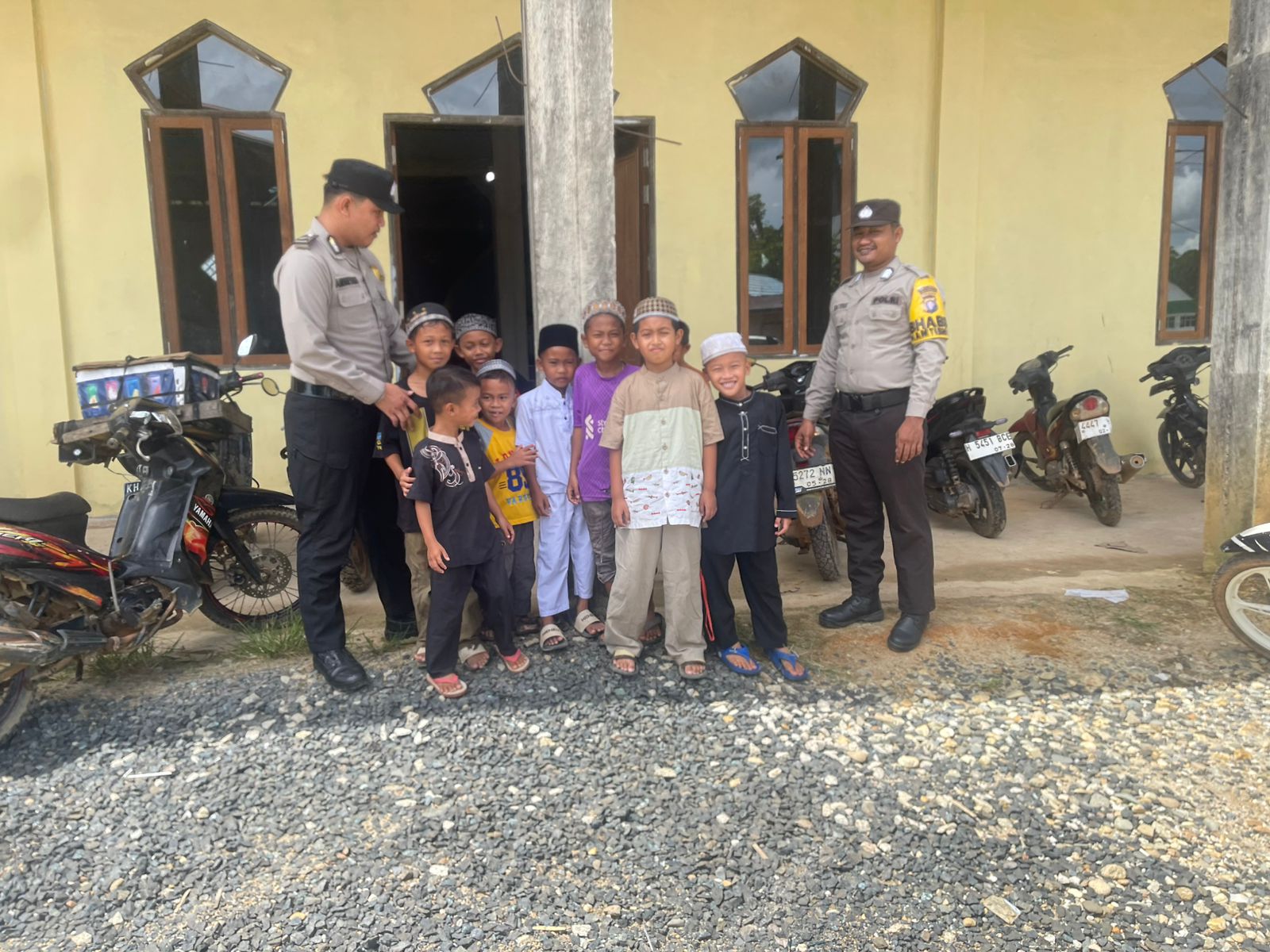 Personil Polsek Marikit Pengamanan Ibadah Solat Jumat di Kecamatan Marikit.