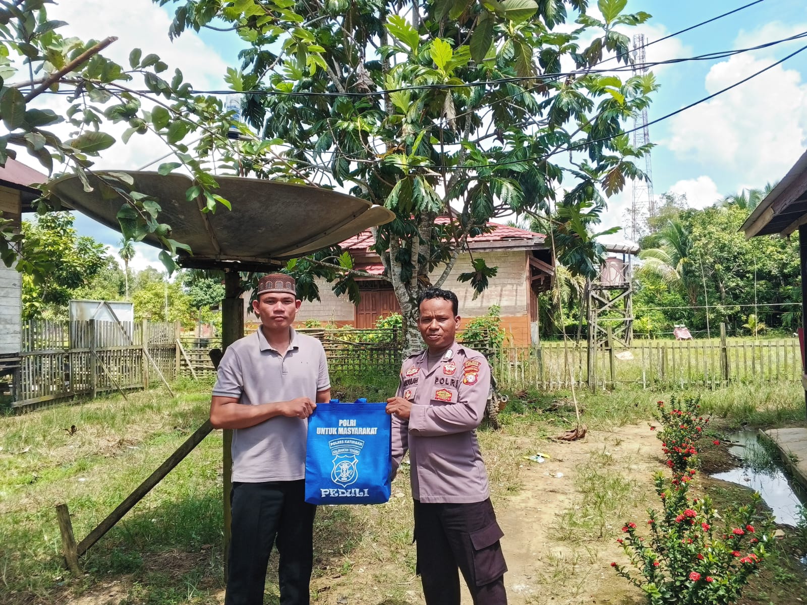 Peduli Masyarakat Polsek Katingan Hulu Berikan Bantuan Sosial Kepada Masyarakat.
